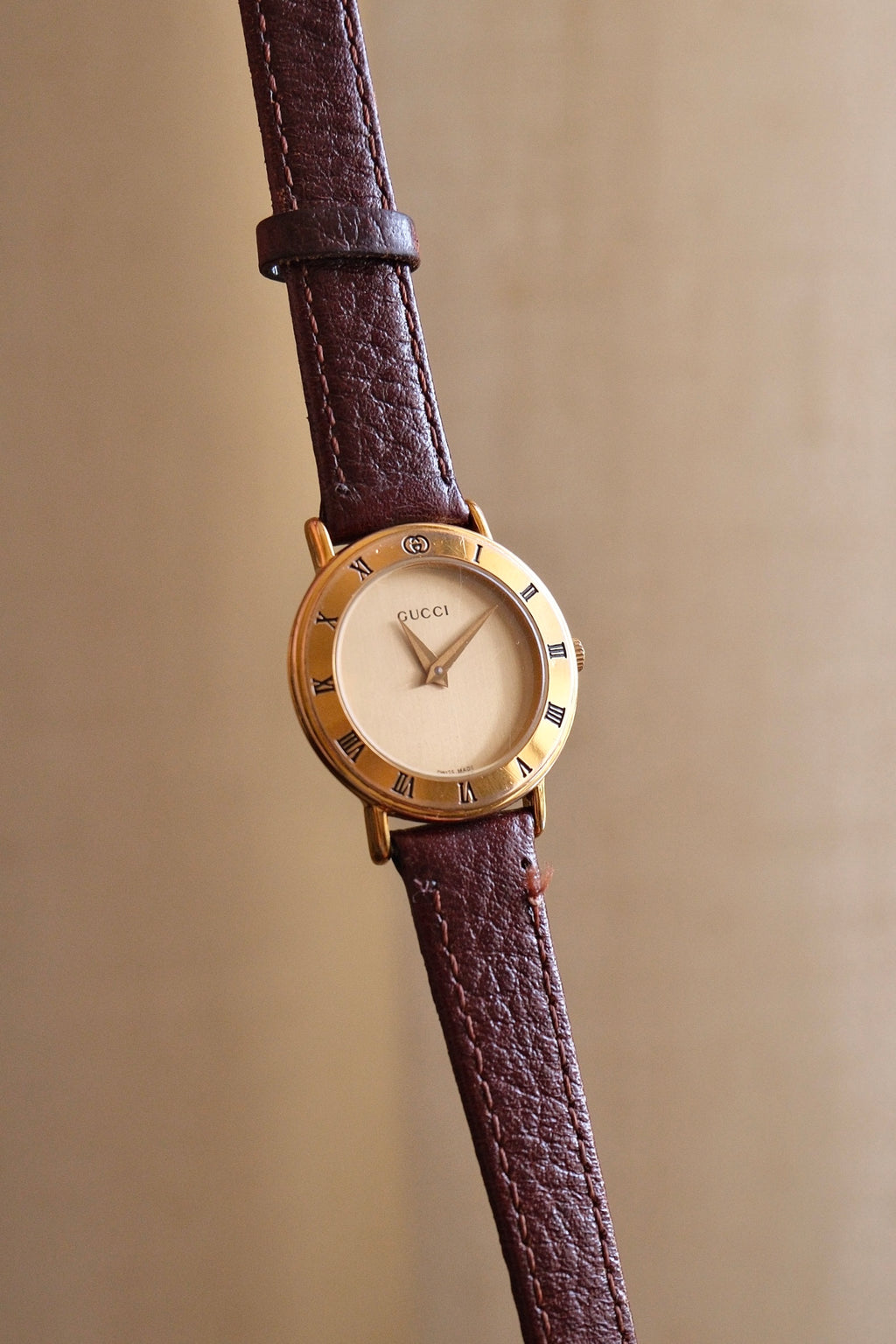Vintage Ladies Gold Gucci 3000L Swiss Quartz Watch, Roman Numeral Bezel Leather Strap