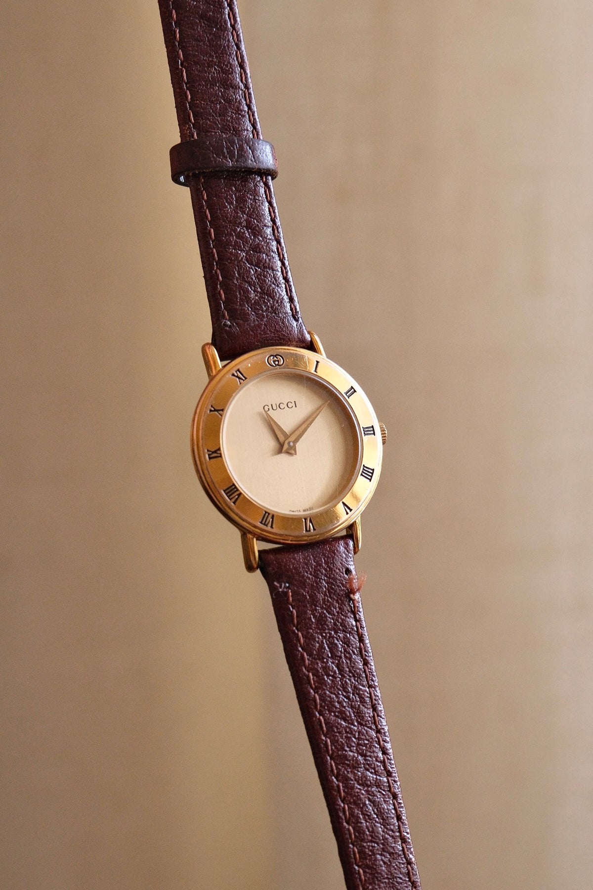Vintage Ladies Gold Gucci 3000L Swiss Quartz Watch, Roman Numeral Bezel Leather Strap