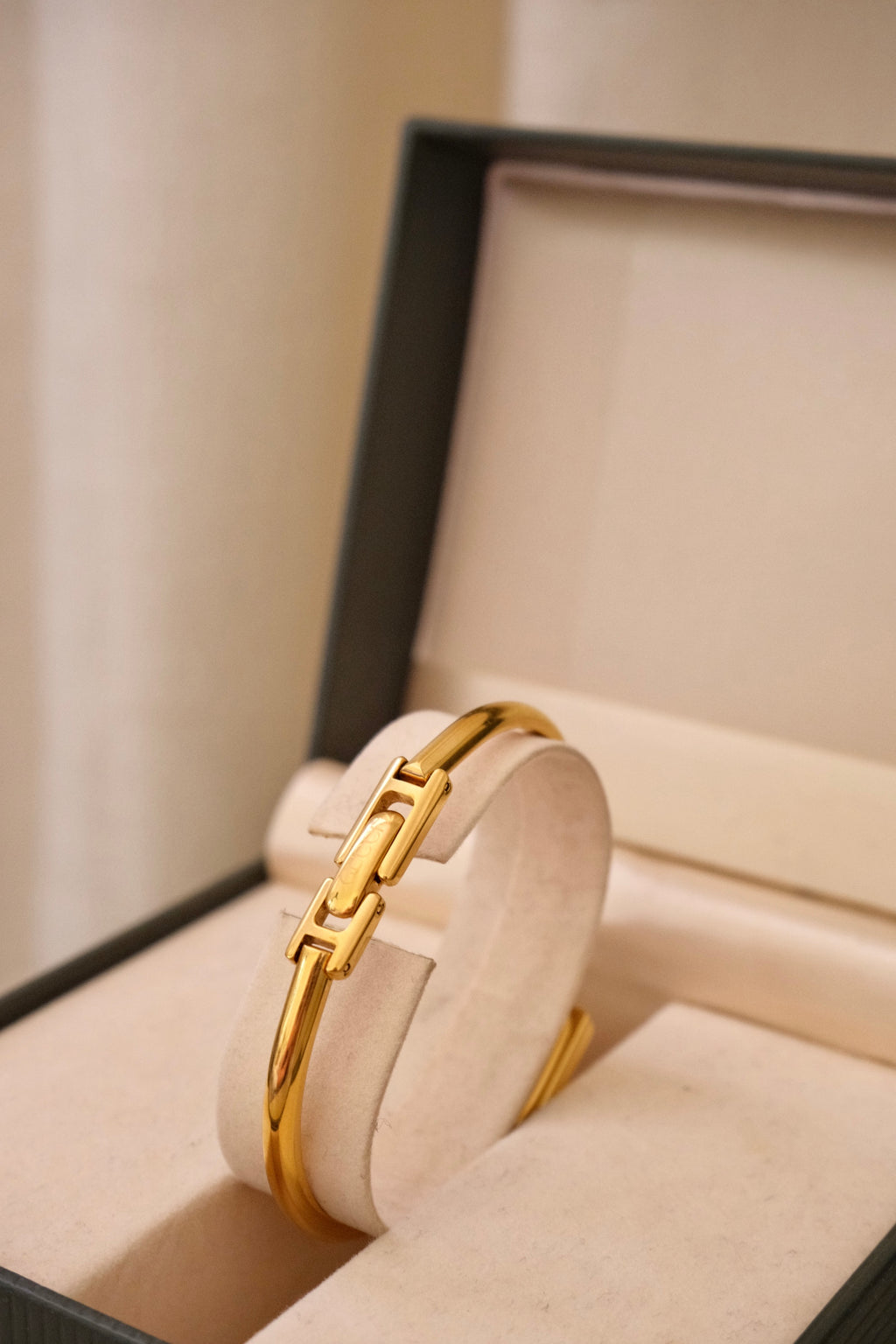 Rare Vintage Ladies 1900L Gold Bangle Gucci Watch In Box