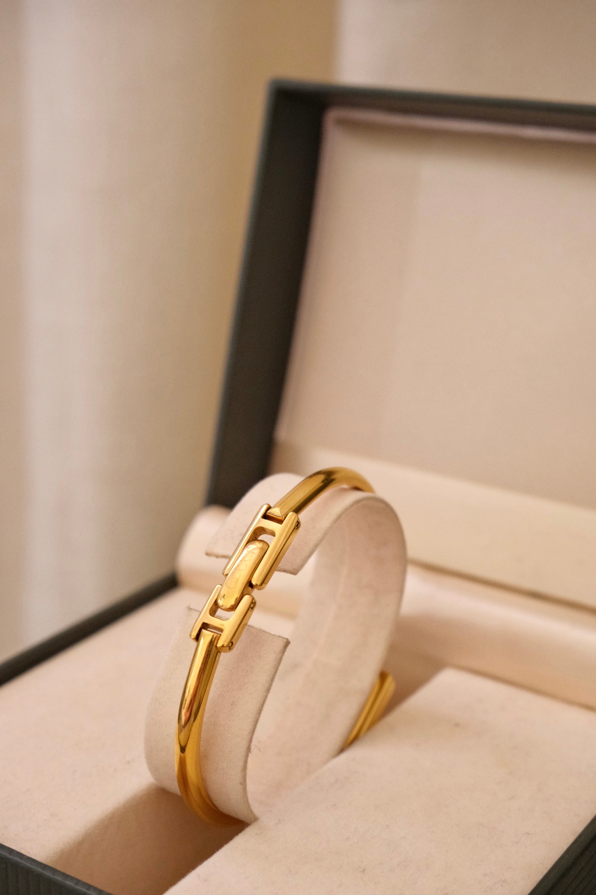Rare Vintage Ladies 1900L Gold Bangle Gucci Watch In Box