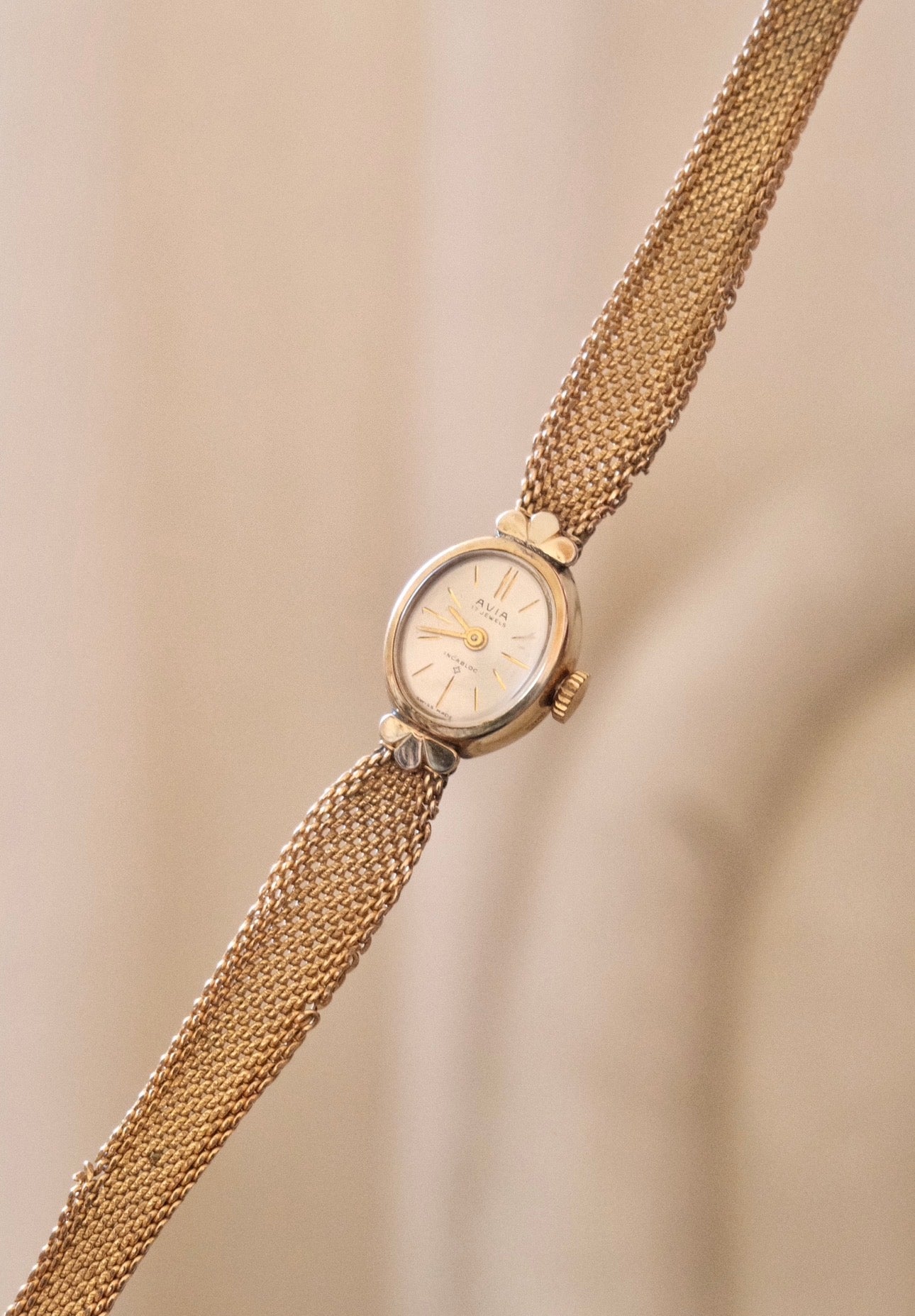 1950s AVIA Swiss Gold Mesh Mechanical Watch Petite Oval Vintage Watch Minimal Elegant Timepiece Collectible