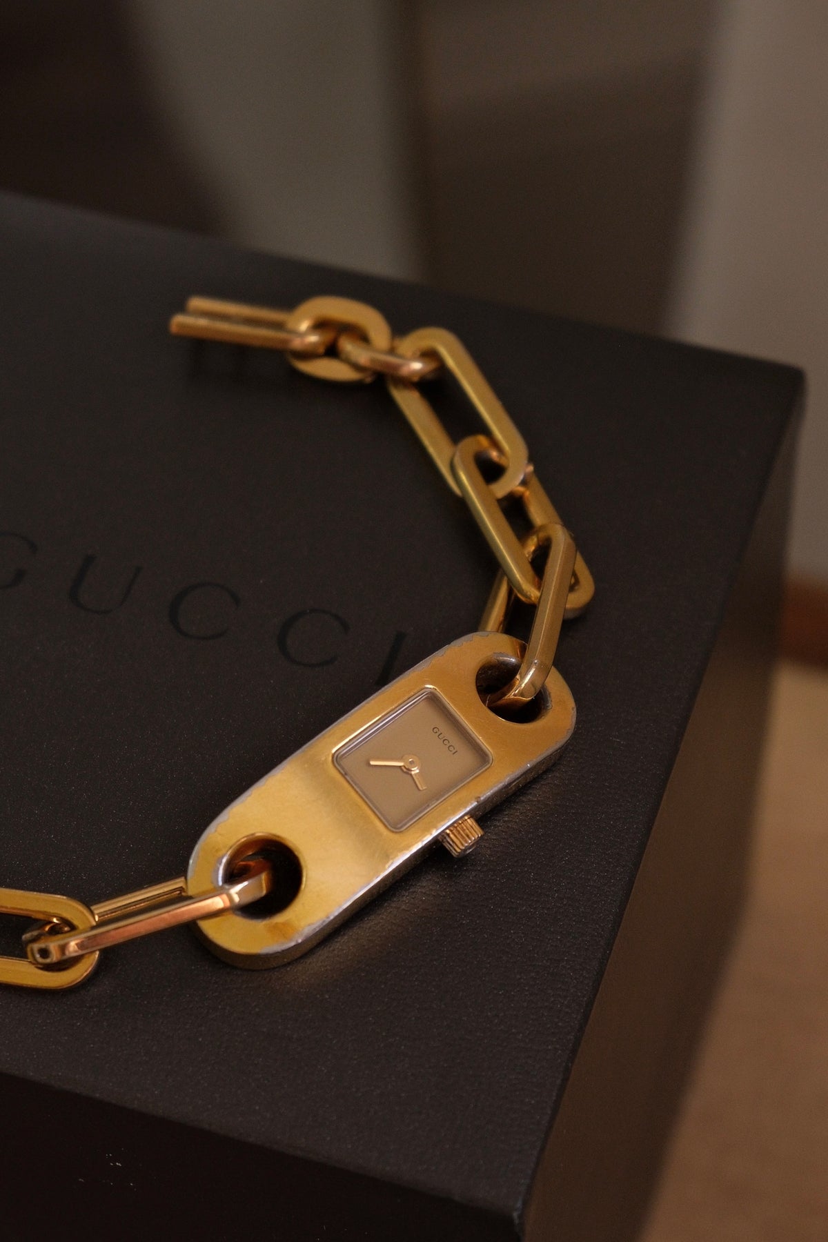 00s Vintage Ladies 6100L Gucci Gold Watch with Chain Link Bracelet in Box Working