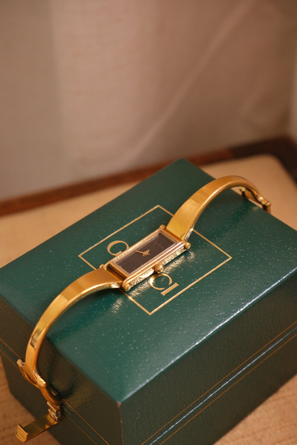 Vintage 90s Ladies Gold 1500L Gucci Horsebit Watch Black Dial in Gucci Box