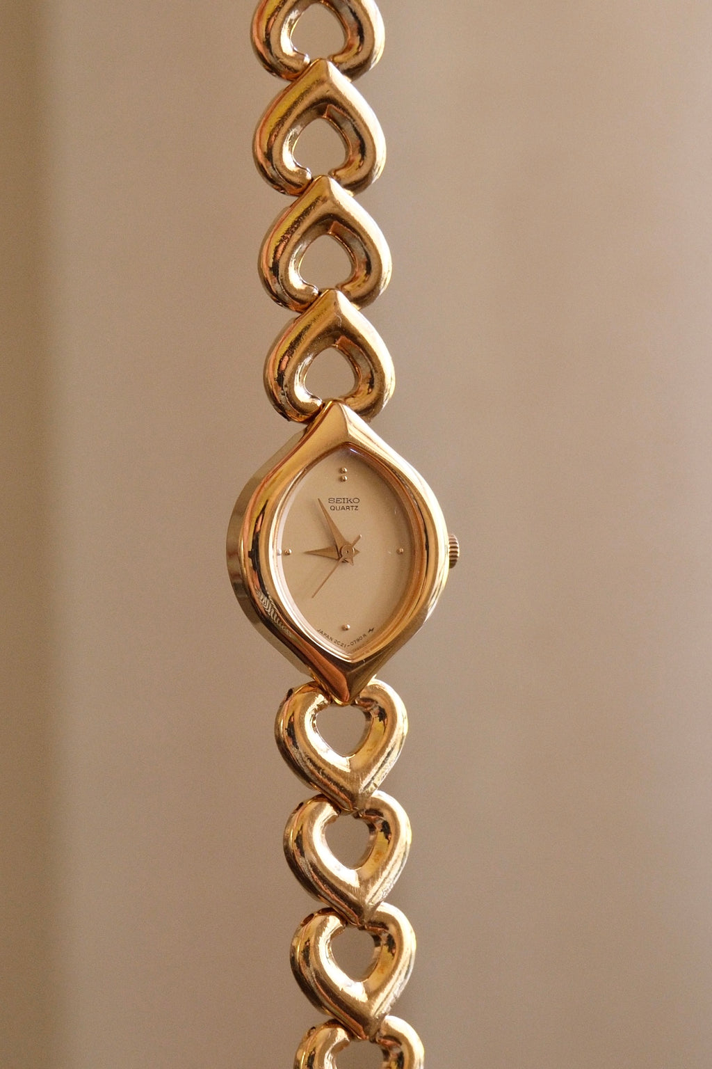 Rare Vintage Seiko Gold Heart Link Ladies Watch with a Teardrop Case Champagne Dial