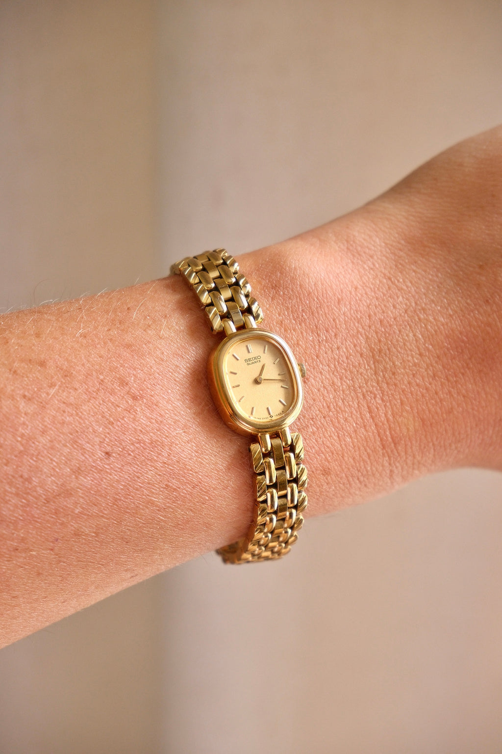Vintage 1988 Seiko Quartz 2Y00 5D50 Gold Ladies Watch Japan Dress Watch Working