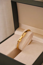 Near Mint Rare Vintage Ladies 1900L Gold Bangle Gucci Watch In Box