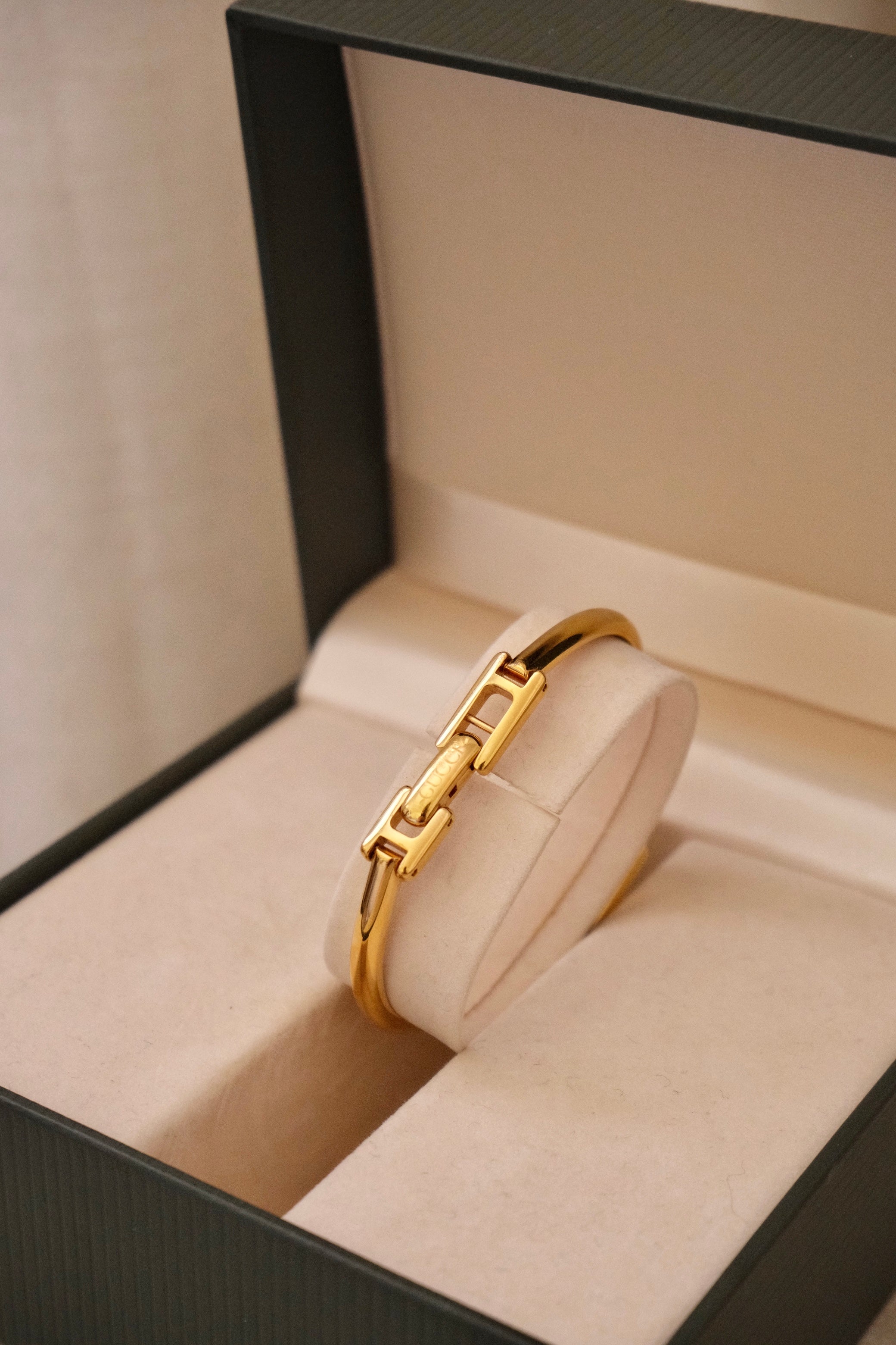 Near Mint Rare Vintage Ladies 1900L Gold Bangle Gucci Watch In Box