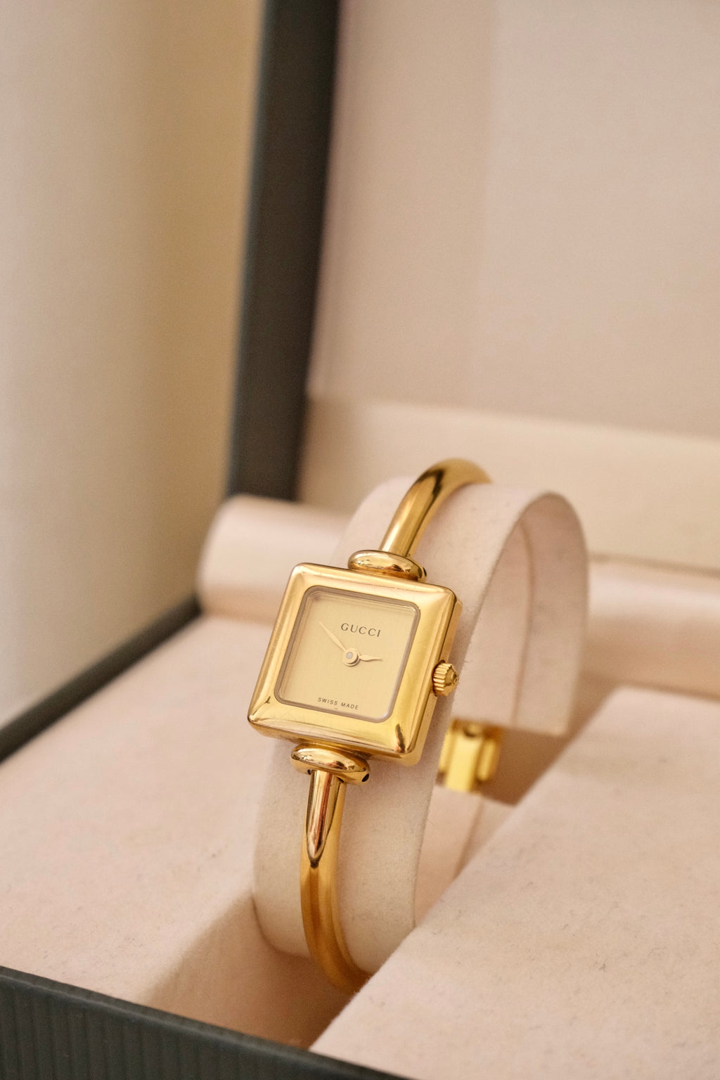 Rare Vintage Ladies 1900L Gold Bangle Gucci Watch In Box