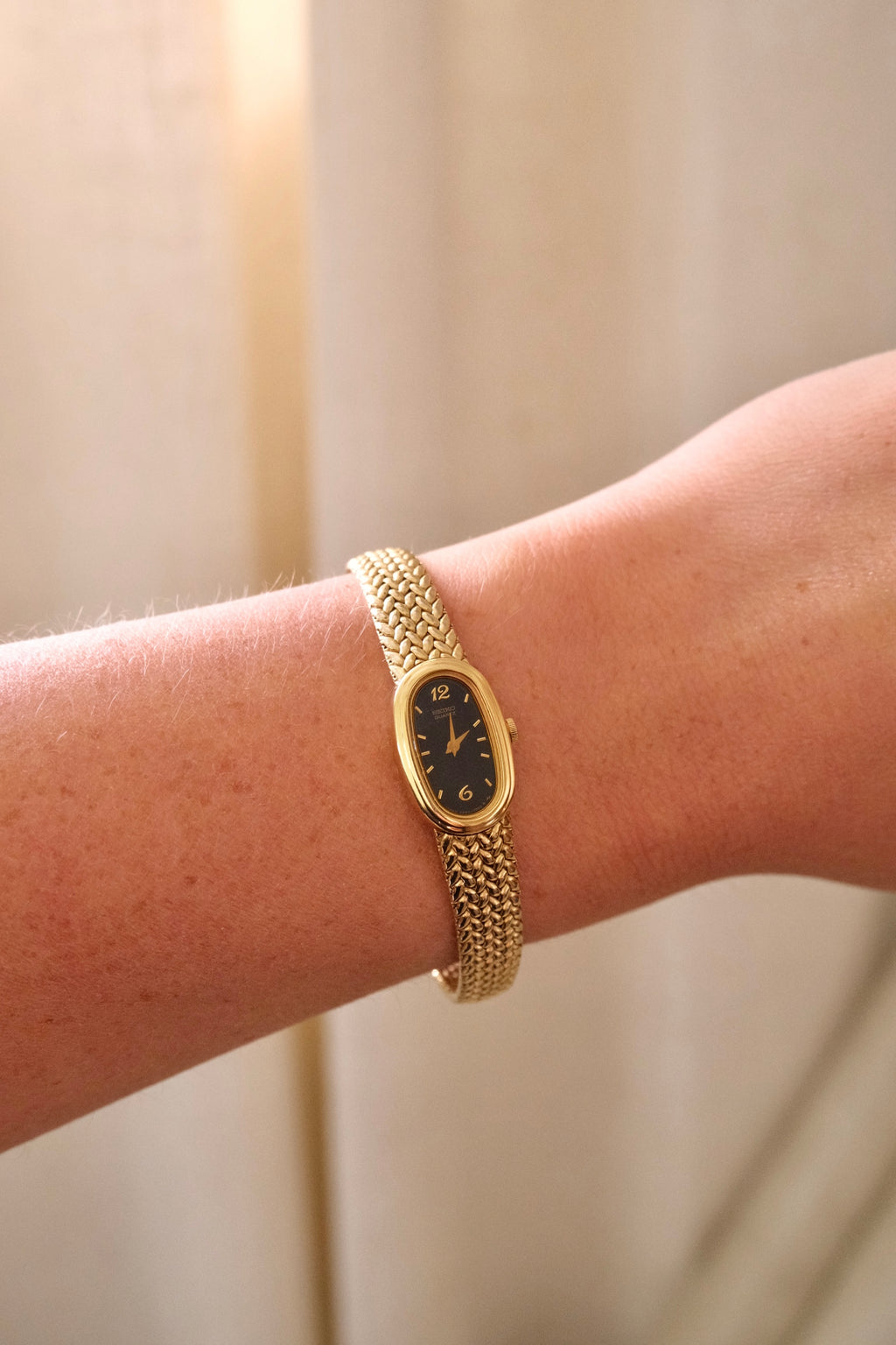 Vintage 1980s/1990s Ladies Gold Seiko Watch – Black Dial – Dainty Bracelet Watch