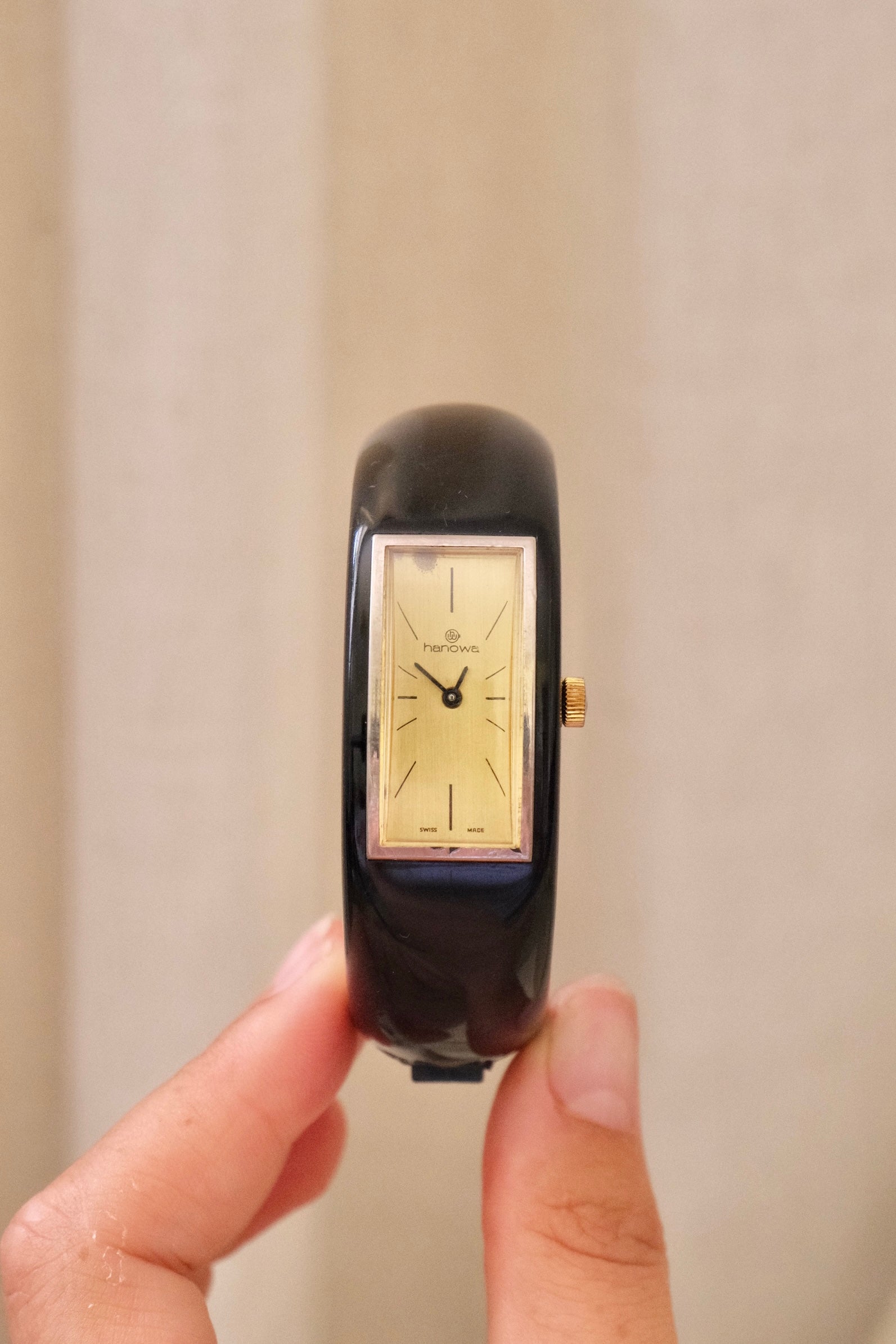 Rare 1970s Hanowa Mage Swiss-made ladies bangle watch featuring a rectangular gold-tone dial Manual Wind