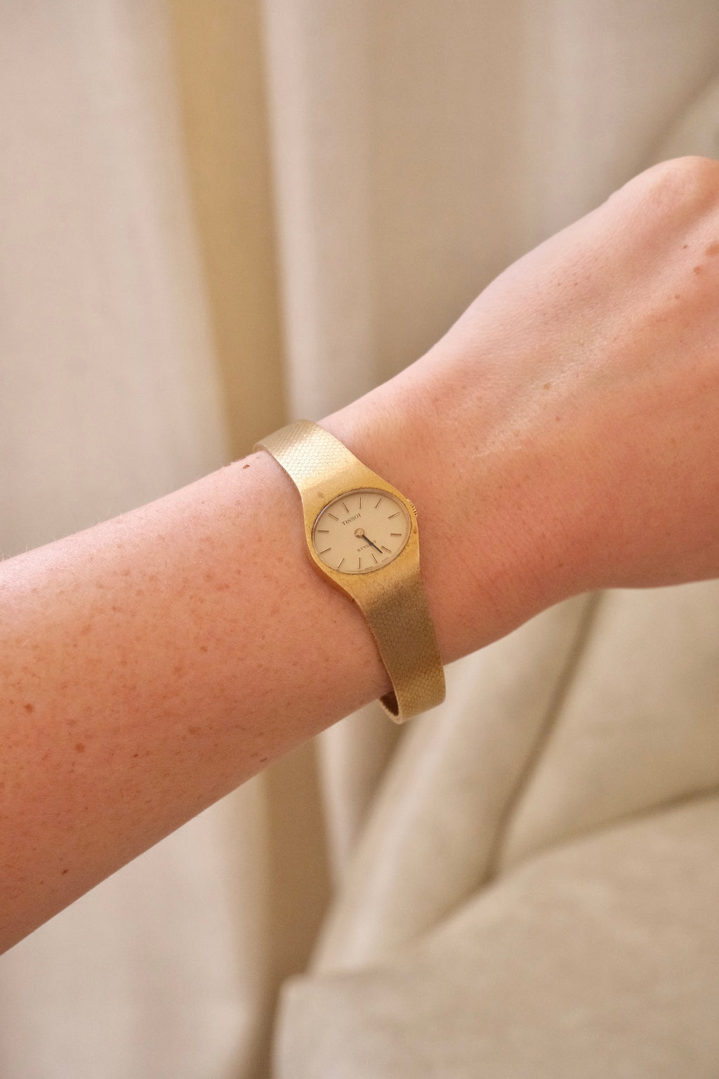1970s Vintage Tissot Stylist Ladies Gold Manual Wind Mechanical Watch - Minimalist Oval Swiss Timepiece