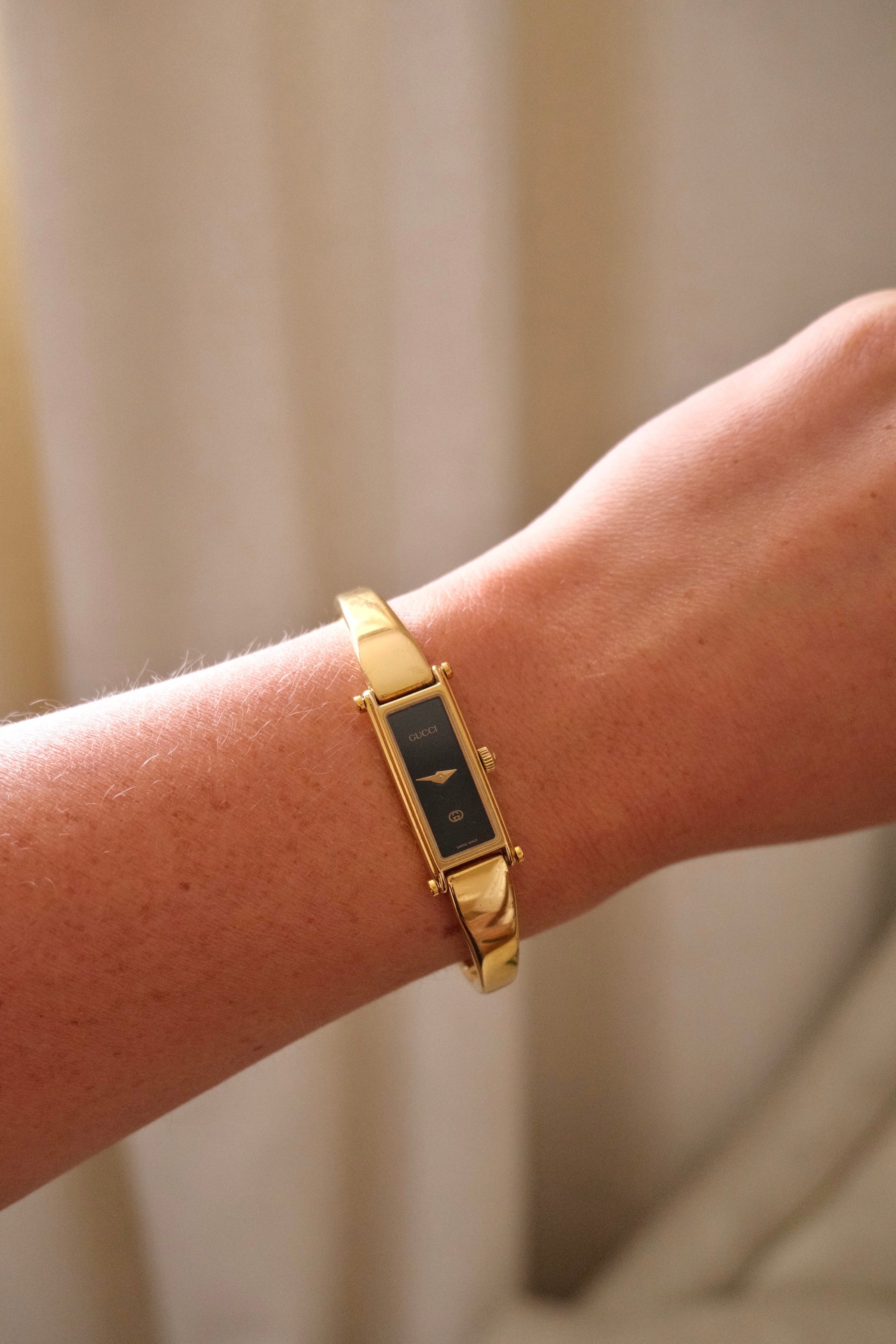 Vintage Ladies 1500L Gold Gucci Horsebit Watch with Black Dial in Box