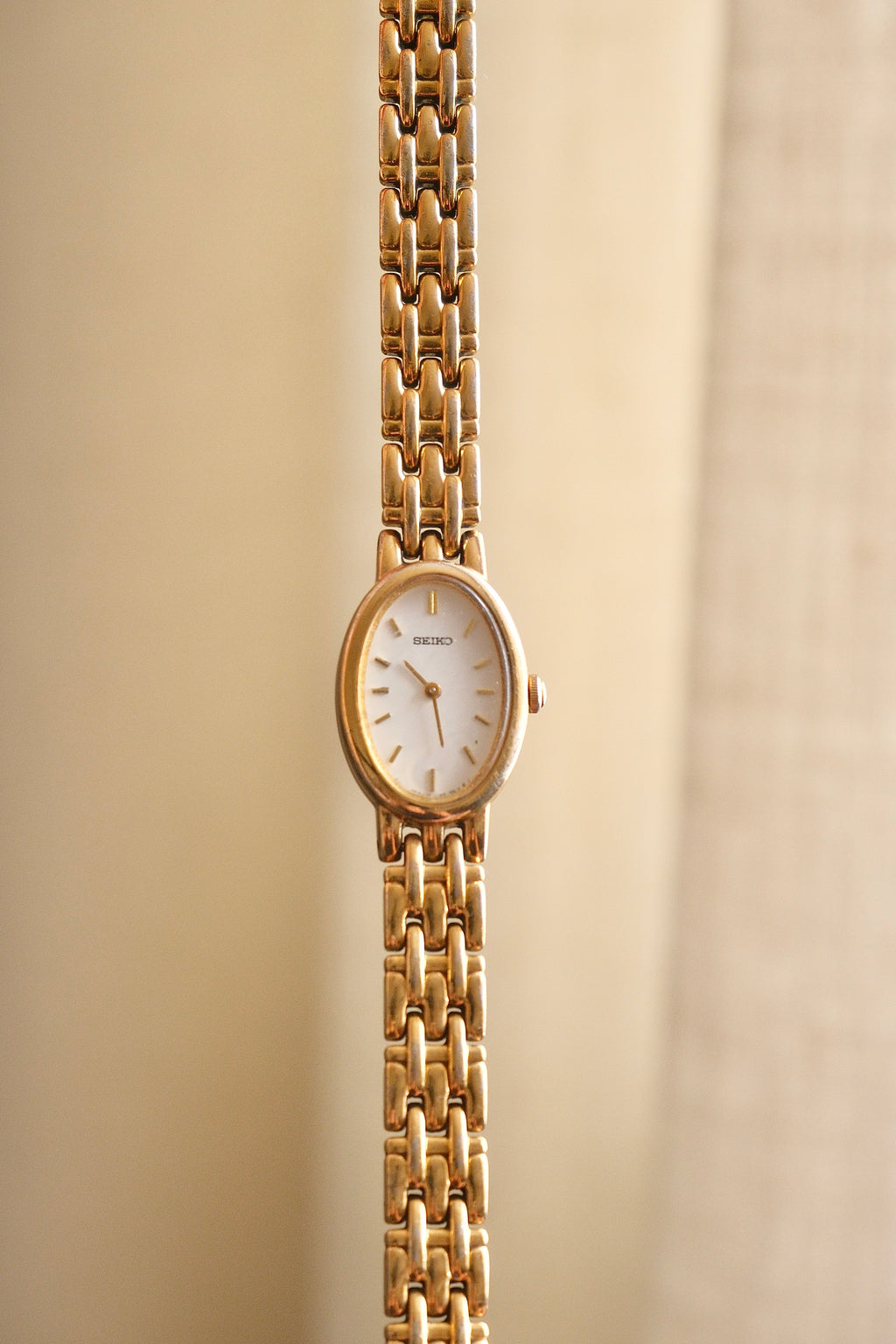Vintage Ladies' Gold-Plated Seiko Quartz Watch - Oval Dial Working