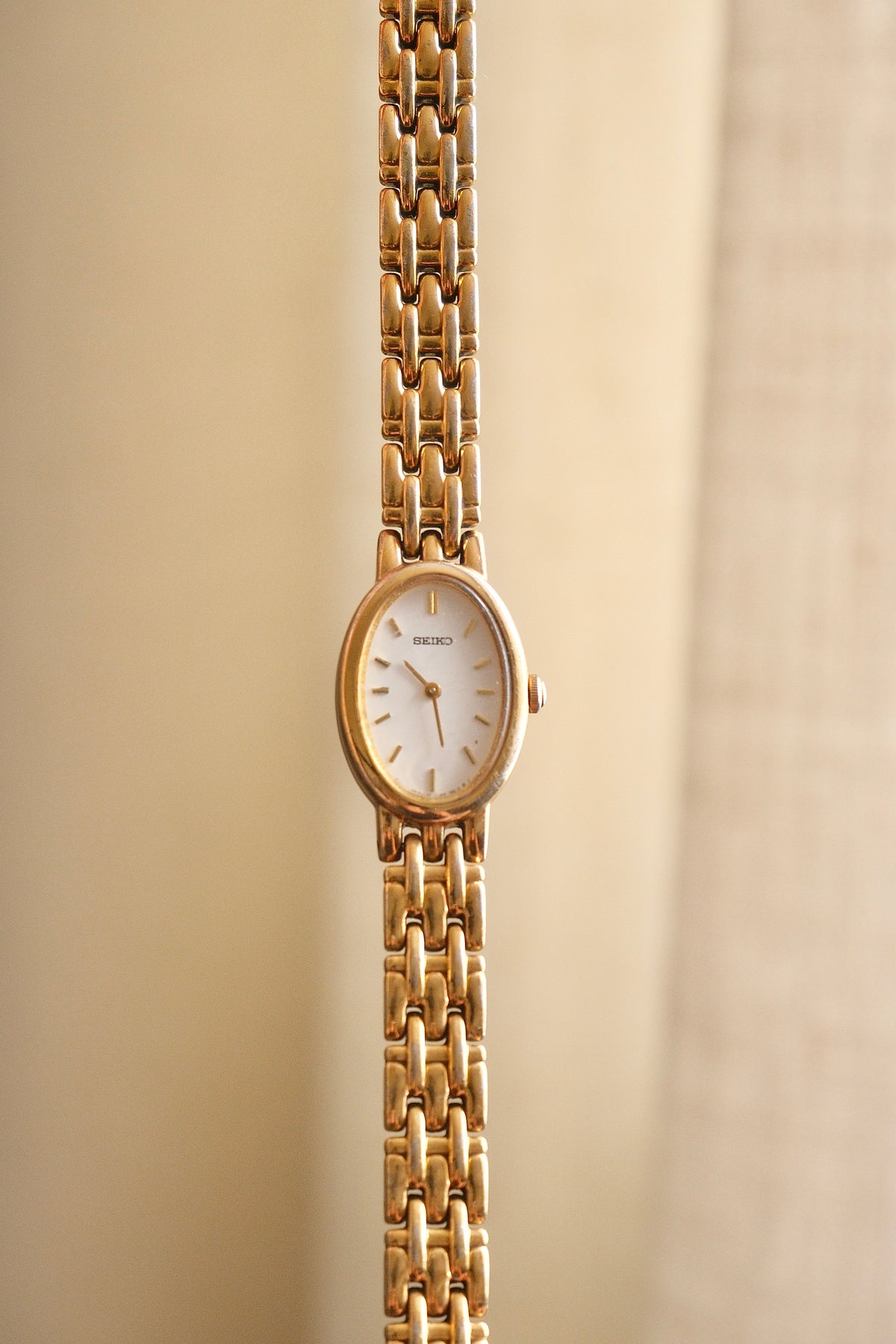 Vintage Ladies' Gold-Plated Seiko Quartz Watch - Oval Dial Working