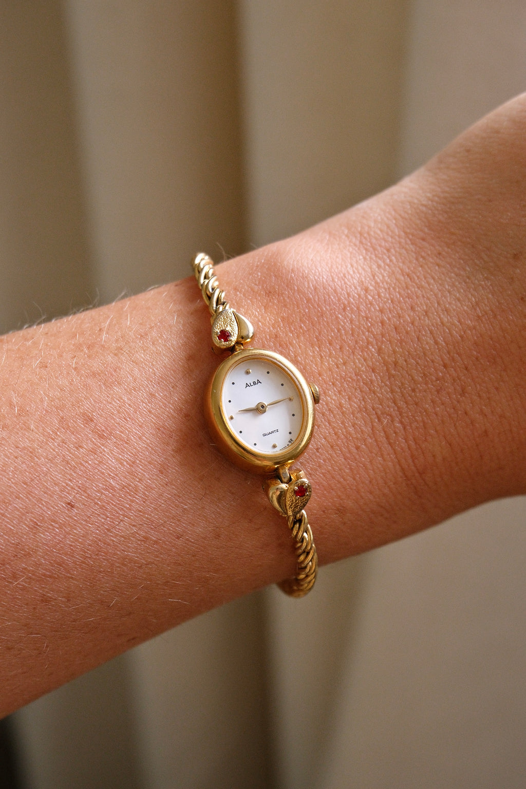 Vintage 1999 Seiko Alba V810 5020 Ladies Gold Tone Quartz Watch Ruby Red Stones Heart Bracelet Japan