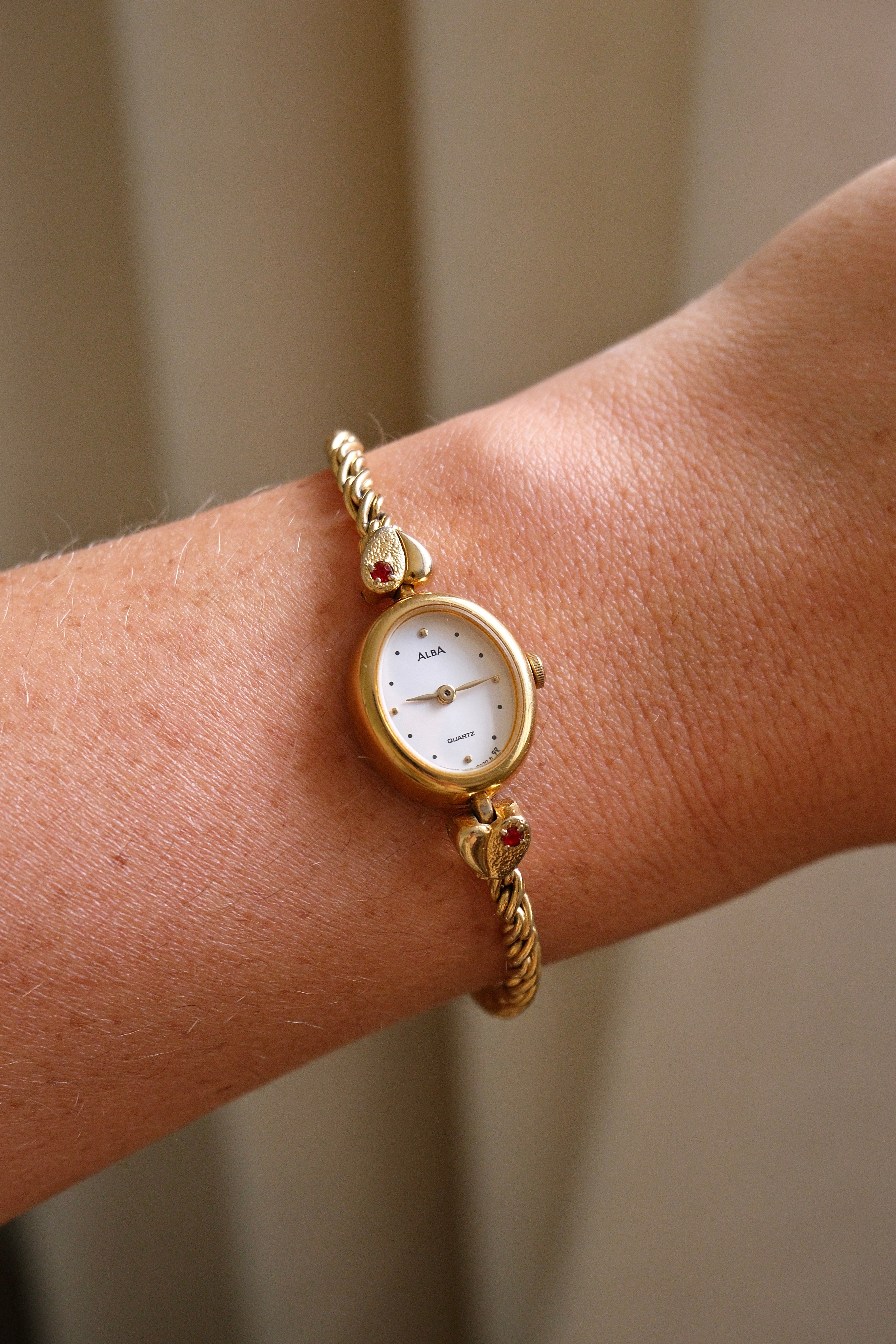 Vintage 1999 Seiko Alba V810 5020 Ladies Gold Tone Quartz Watch Ruby Red Stones Heart Bracelet Japan