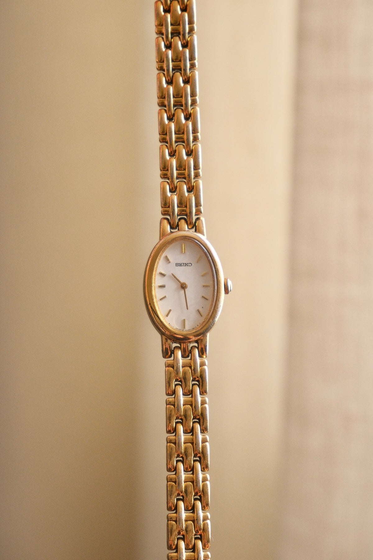 Vintage Ladies' Gold-Plated Seiko Quartz Watch - Oval Dial Working