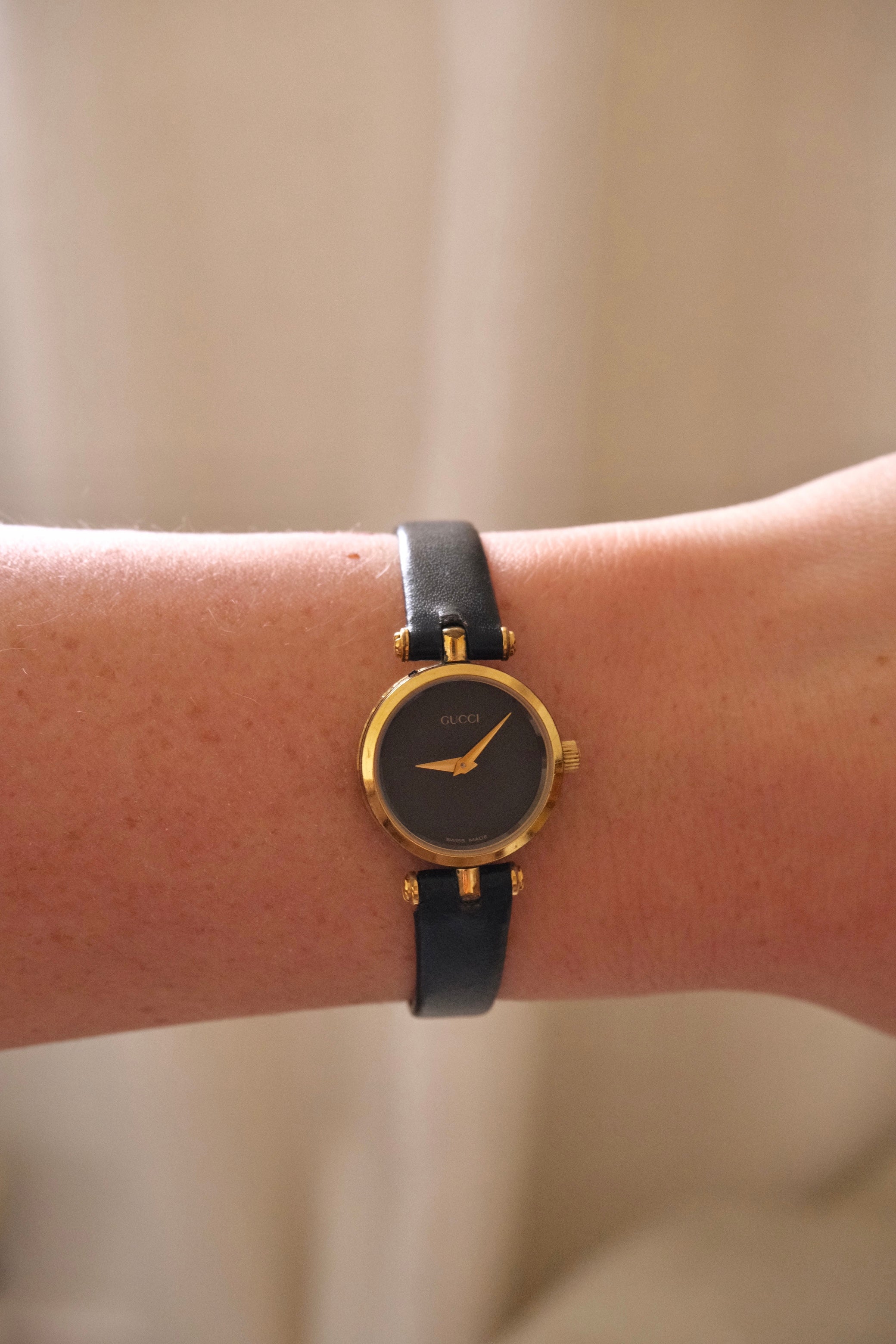1990s Ladies Vintage 2000L Gucci Gold Leather Wristwatch Working