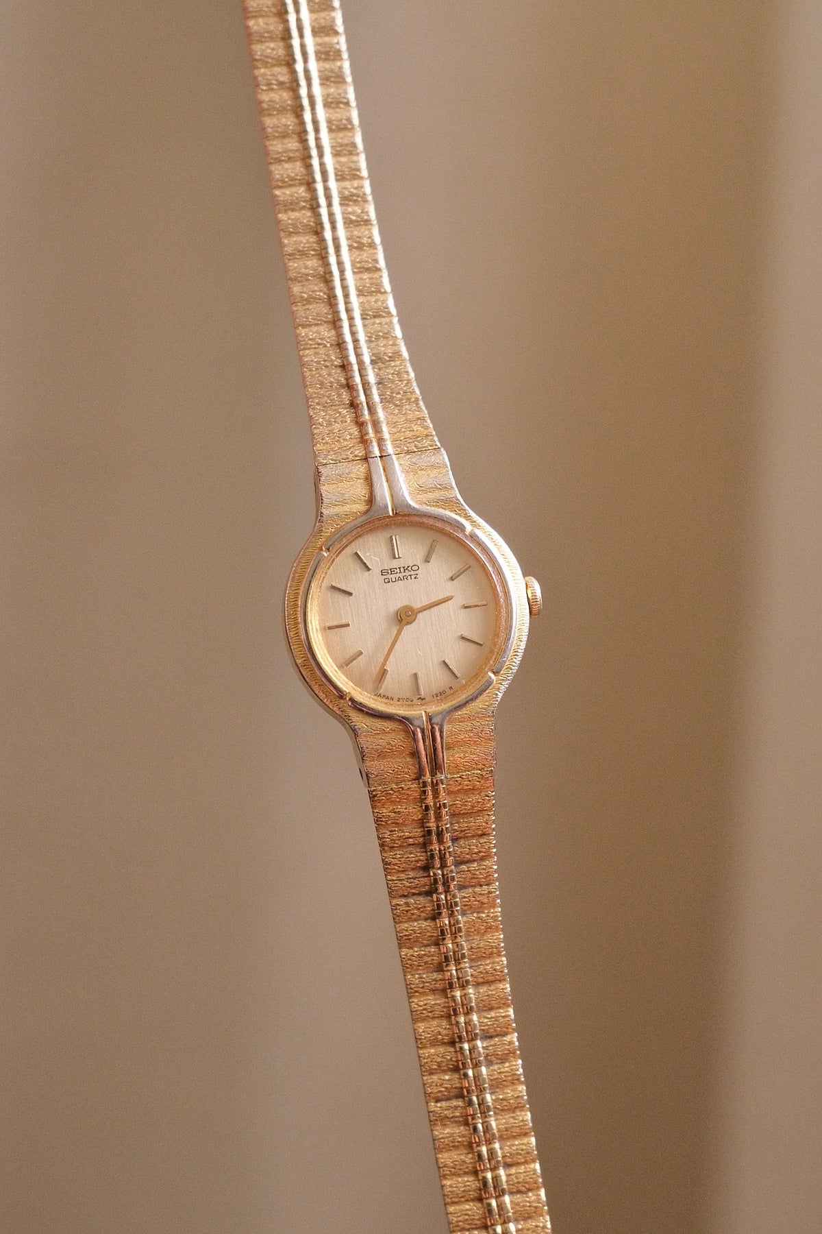 Vintage 1980s Ladies Seiko Quartz Watch Gold  Textured Bracelet Minimalist Dress Watch Working