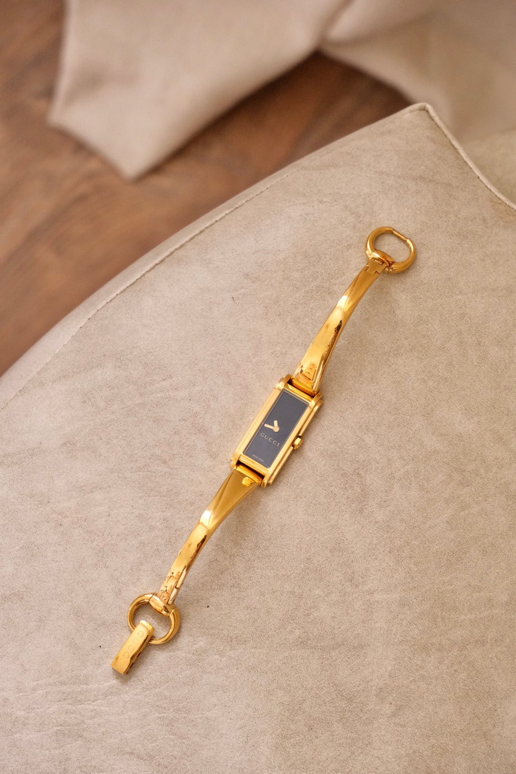 NEAR MINT 1990s Vintage Gold 1900L Gucci Black Dail Wrist Watch Ladies