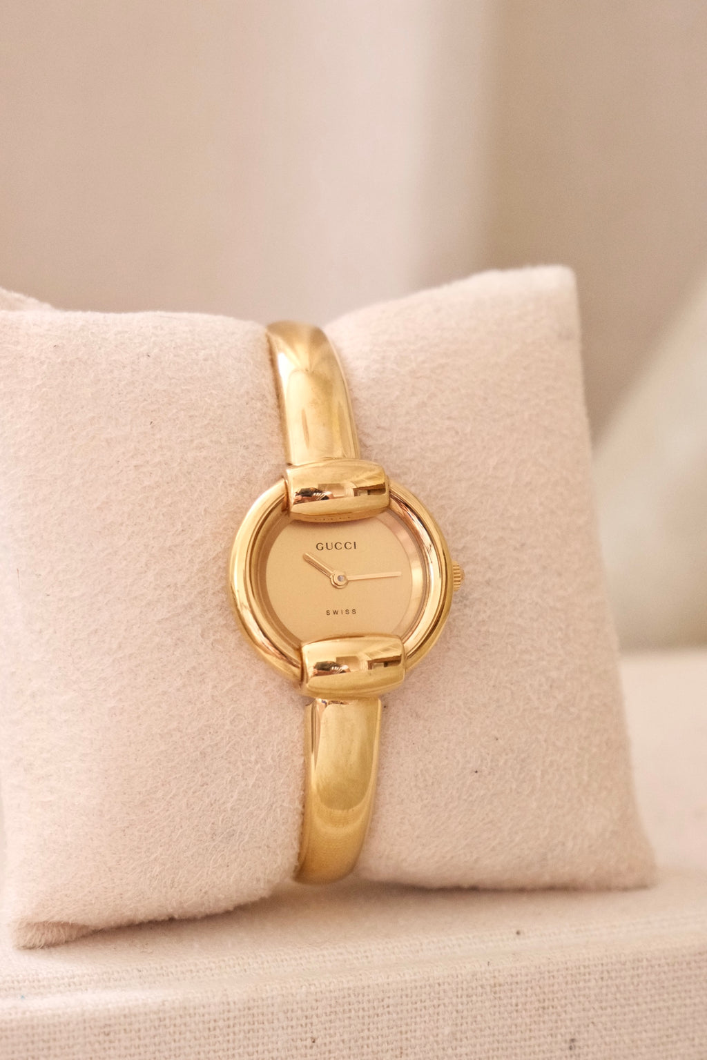 90s Gold-Plated Vintage Gucci 1400L Ladies Bangle Quartz Watch Working with Horsebit Design