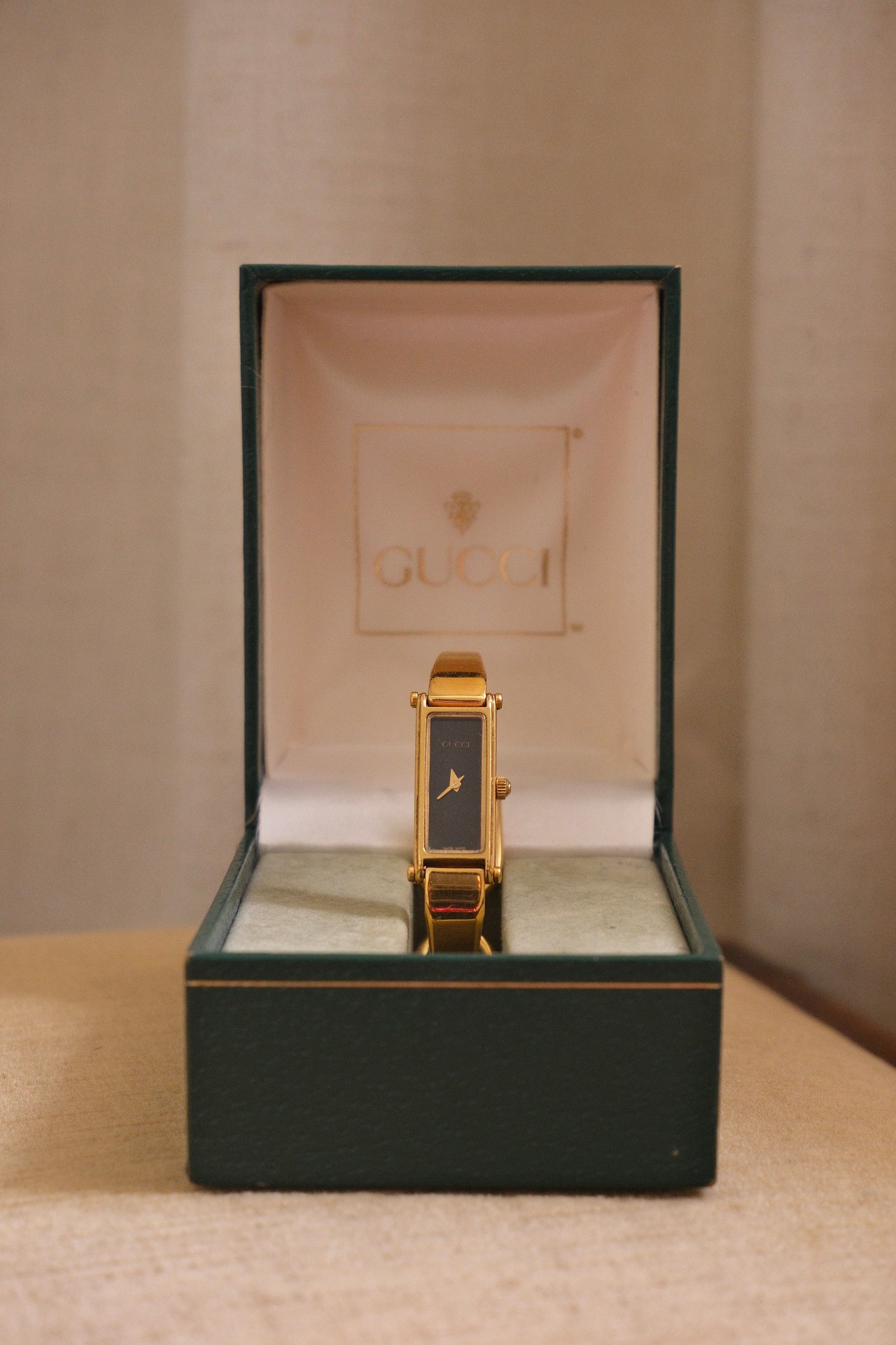 Vintage 90s Ladies Gold 1500L Gucci Horsebit Watch Black Dial in Gucci Box