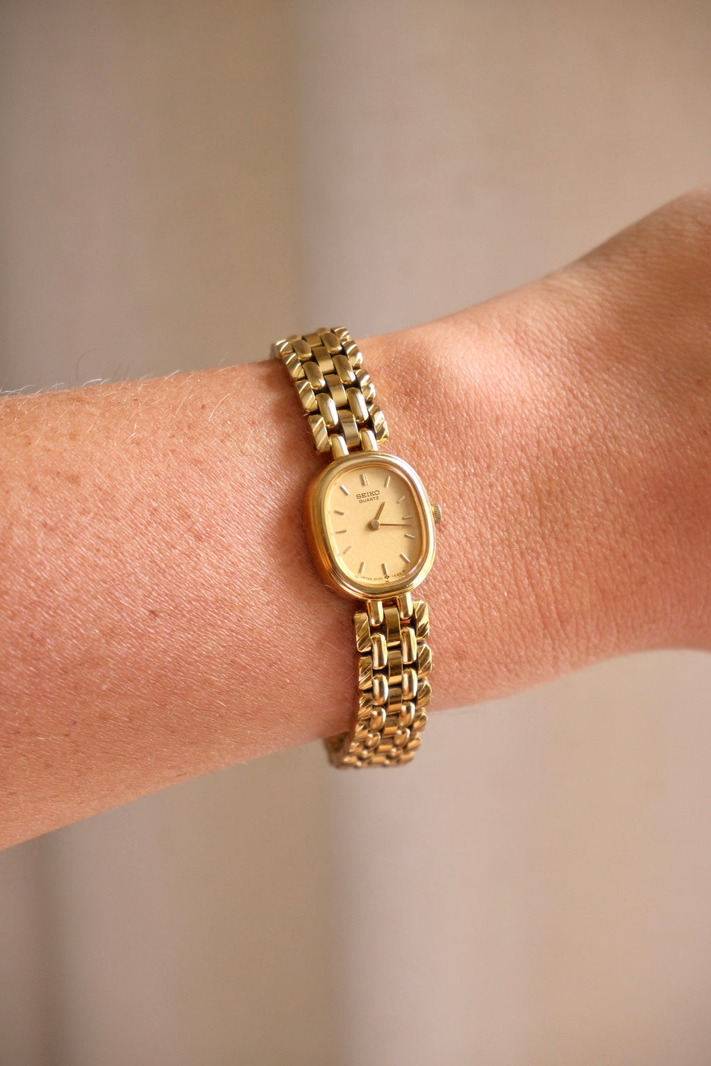 Vintage 1988 Seiko Quartz 2Y00 5D50 Gold Ladies Watch Japan Dress Watch Working