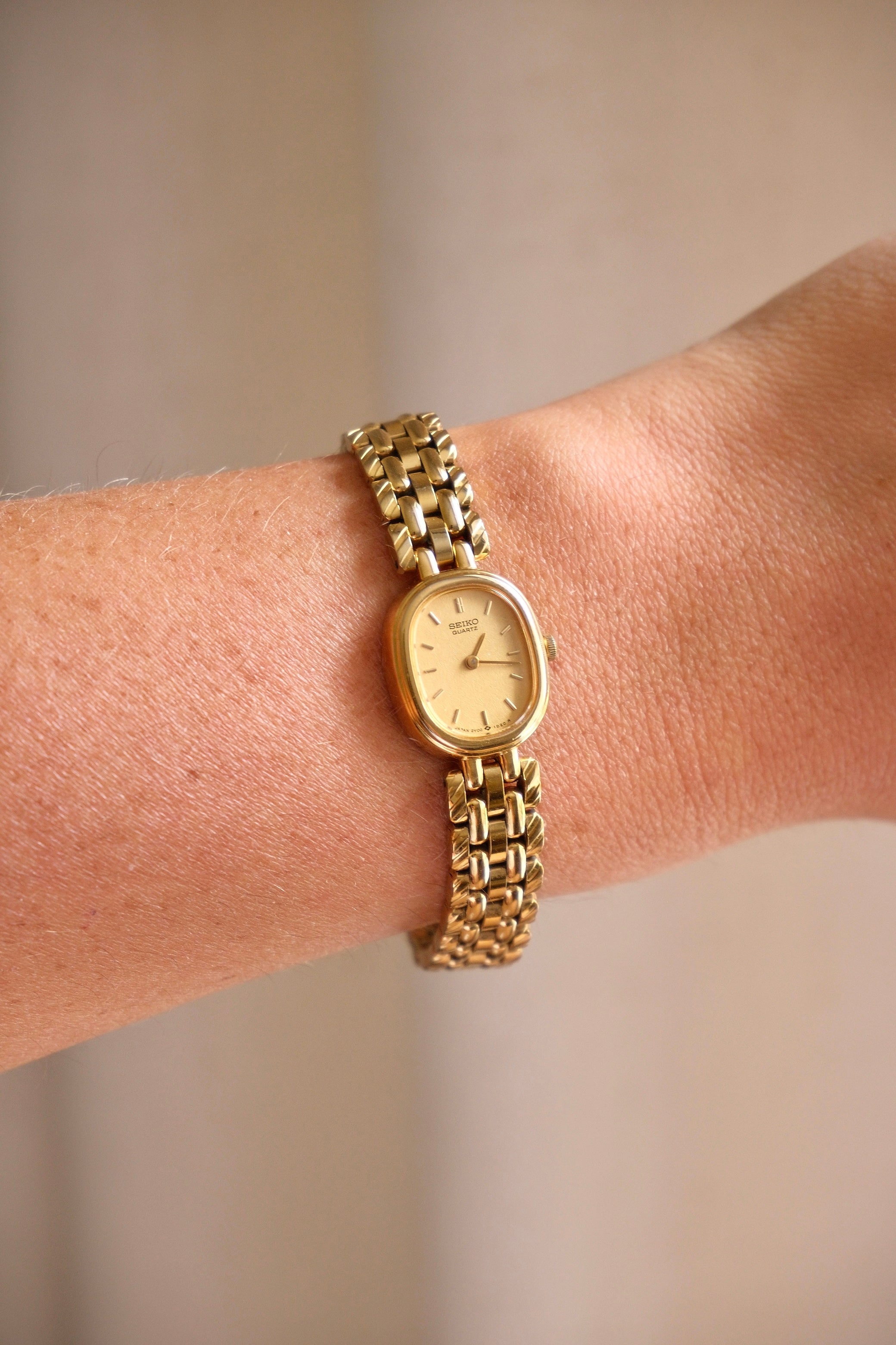 Vintage 1988 Seiko Quartz 2Y00 5D50 Gold Ladies Watch Japan Dress Watch Working