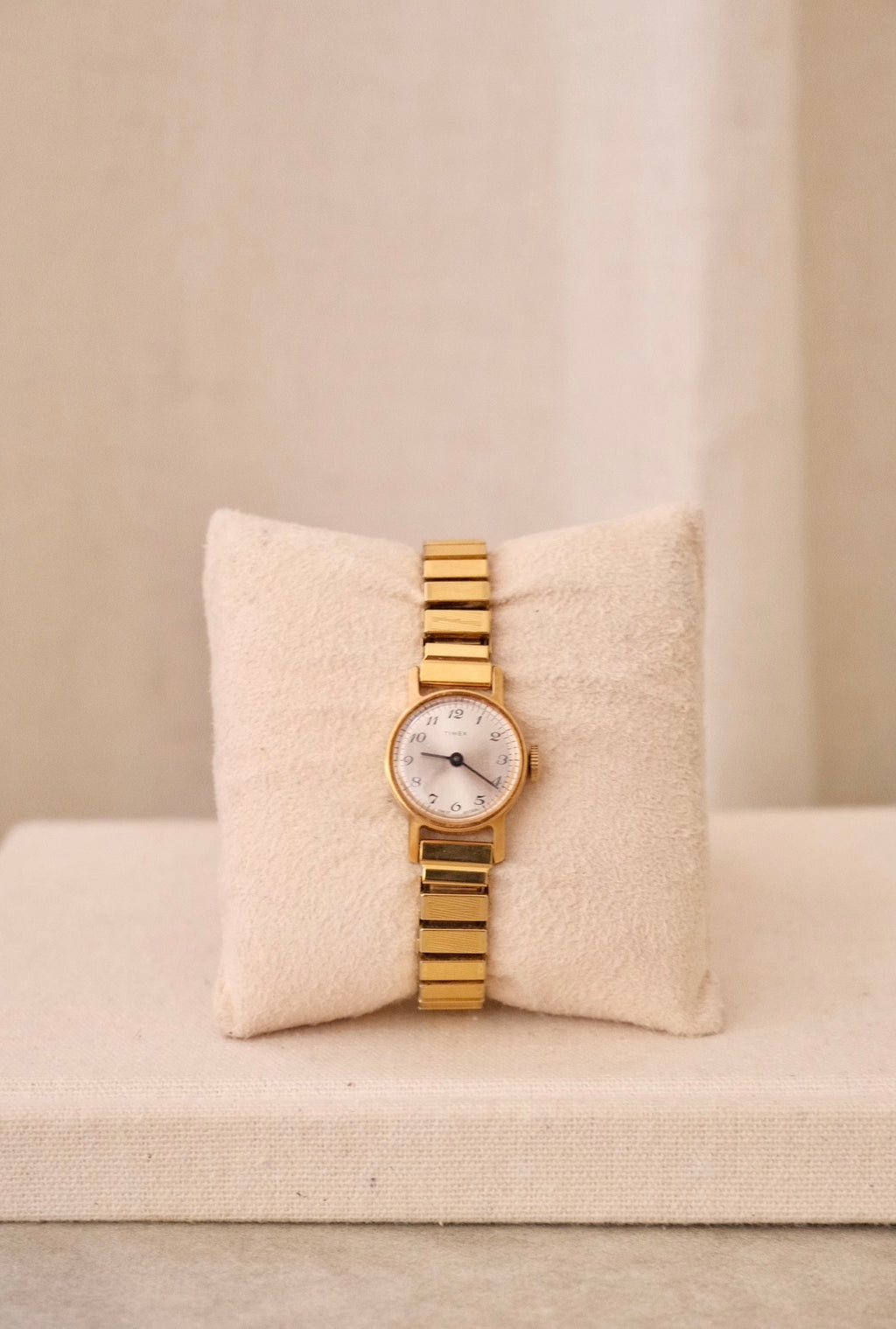 Vintage Timex Mechanical Ladies Gold Watch on a Stretch Watch Band Working