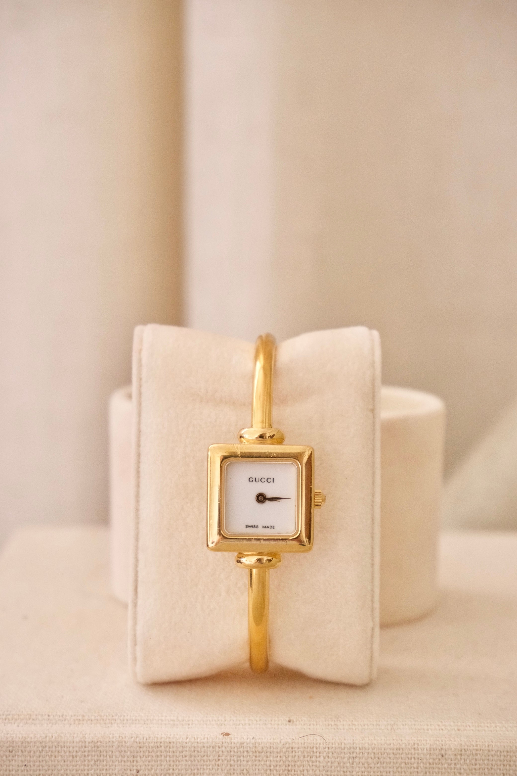 Rare Vintage Ladies 1900L Gold Bangle Gucci Watch