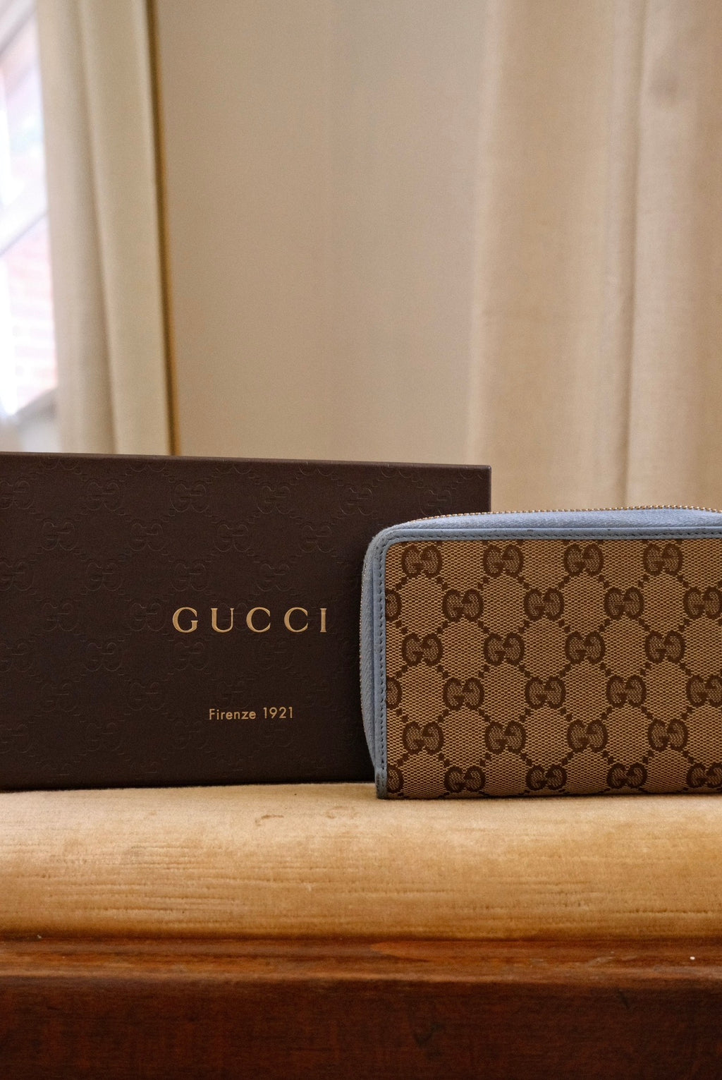 Gucci GG Supreme Zip Around Wallet, Blue Lining Classic Monogram Design in Box