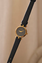 1990s Ladies Vintage 2000L Gucci Gold Leather Wristwatch Working