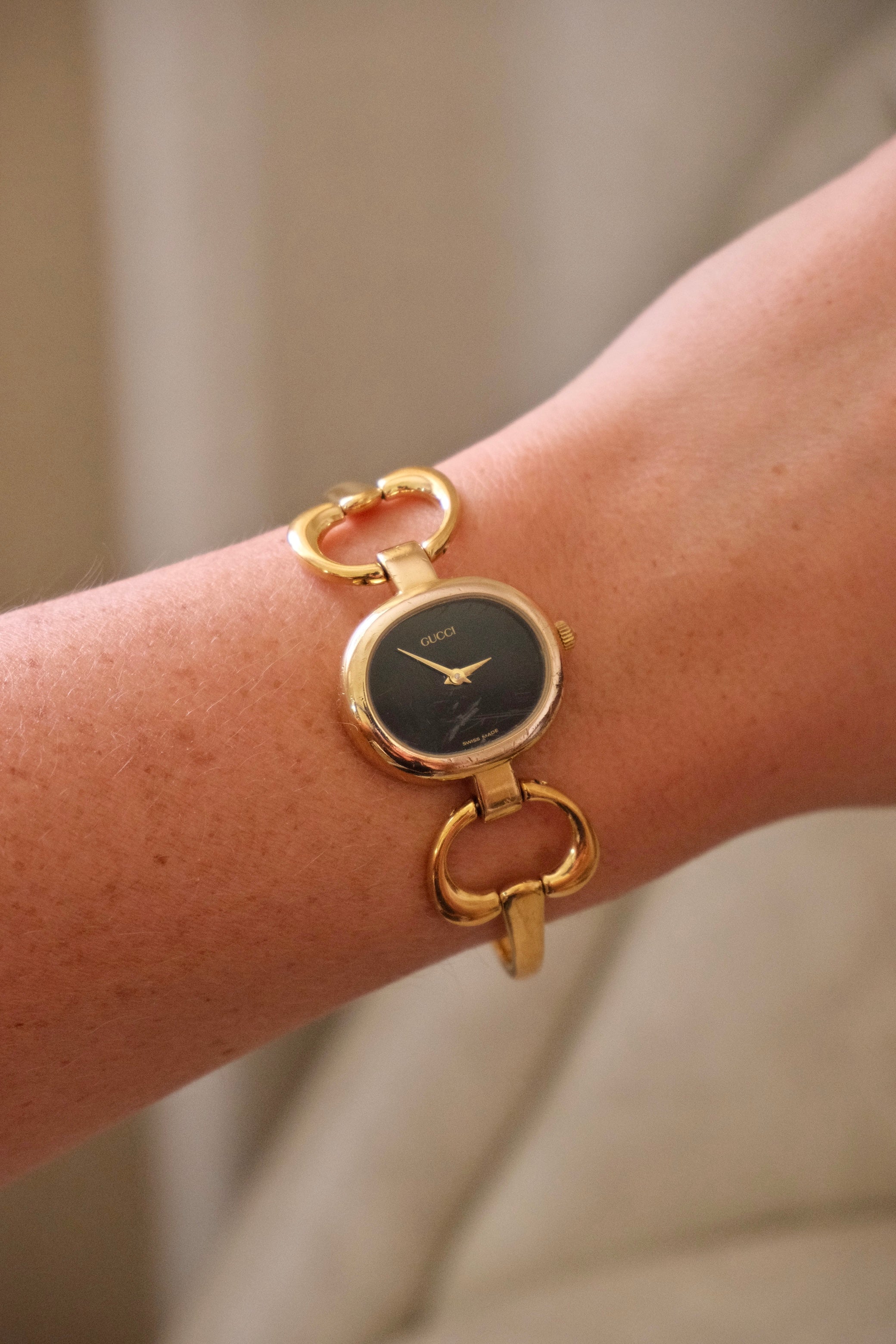 90s Vintage Ladies Gucci 1600 Horsebit Black Dial Bangle Style Watch