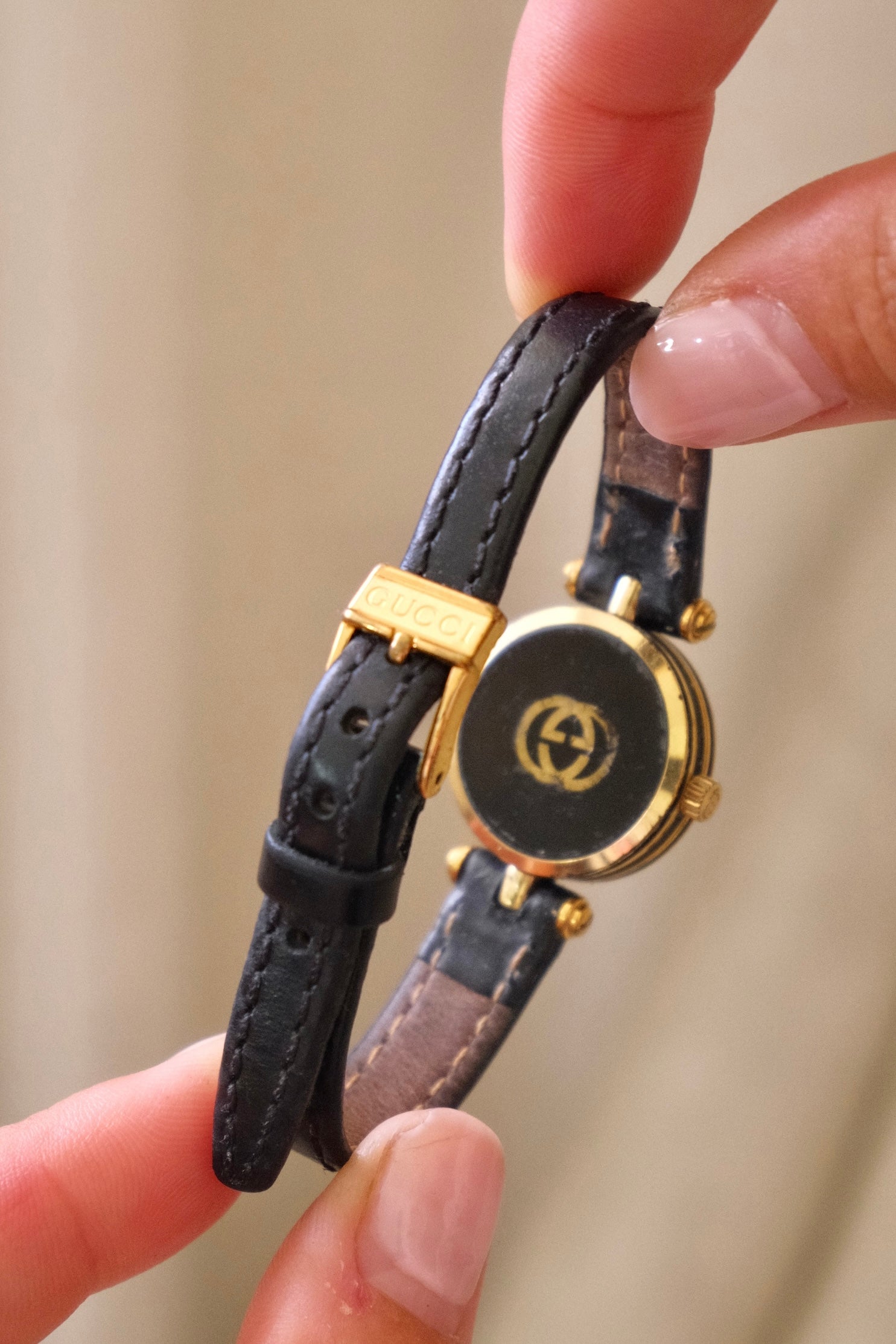 1990s Ladies Vintage 2000L Gucci Gold Leather Wristwatch Working