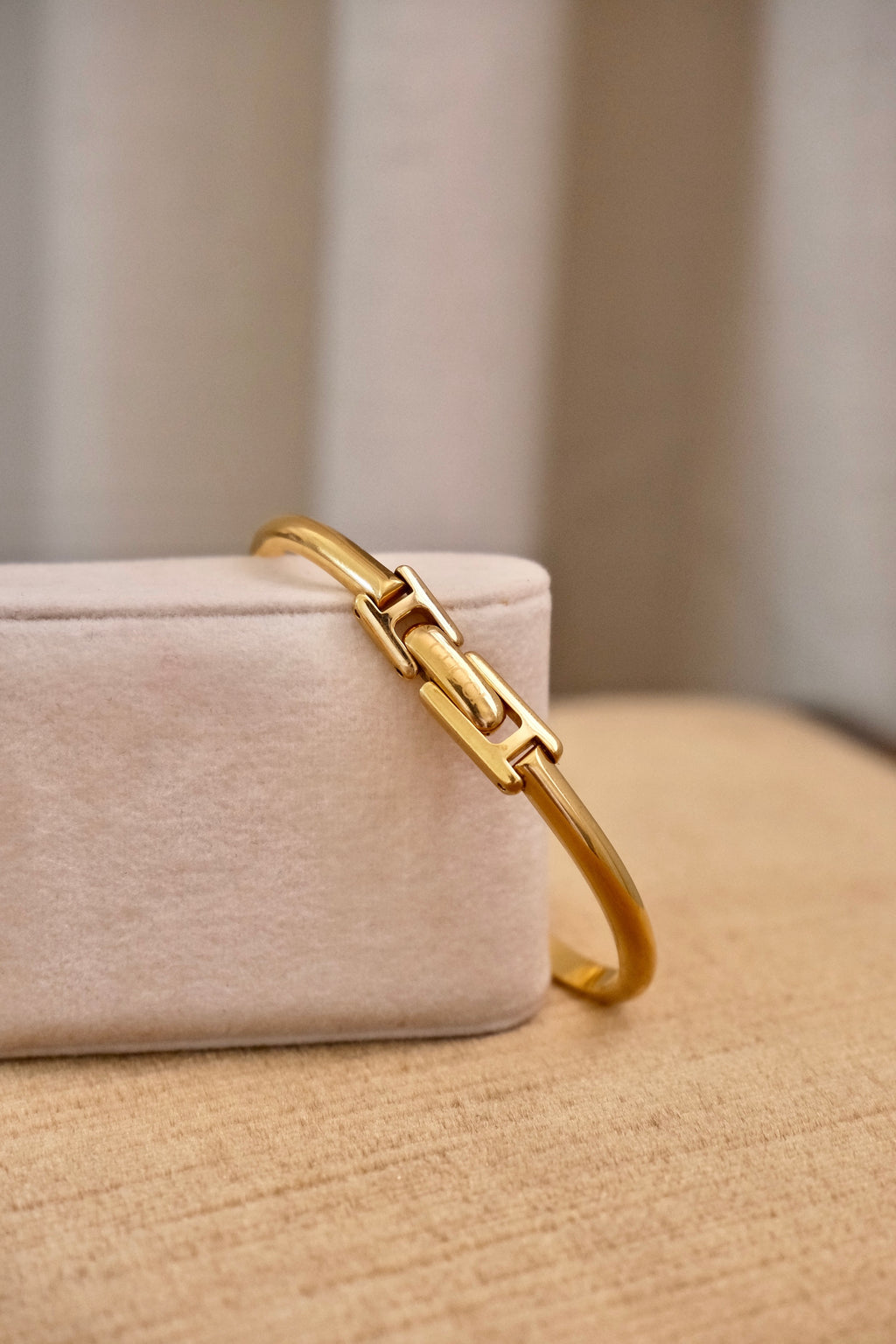 Rare Vintage Ladies 1900L Square Gold Bangle Gucci Watch