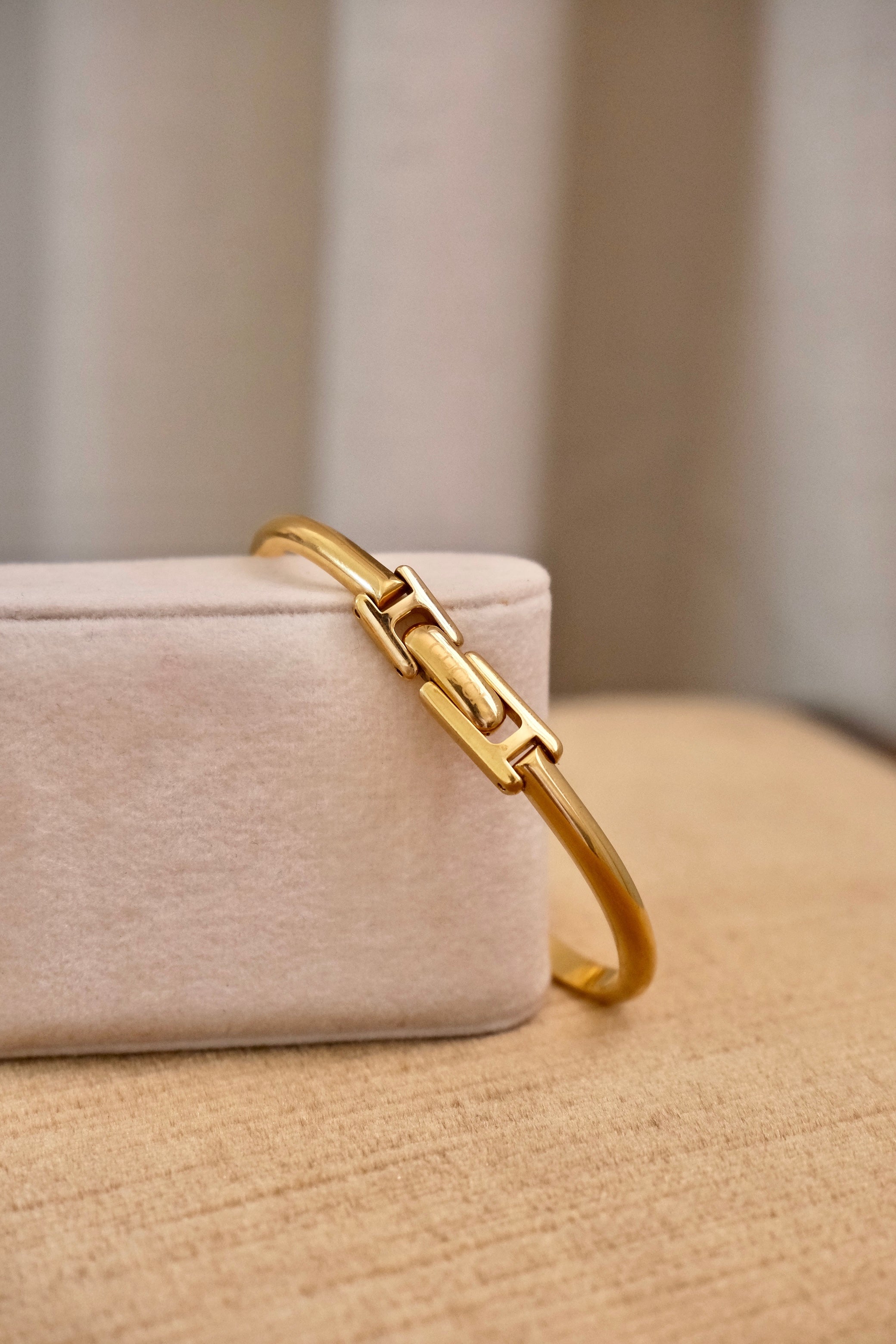 Rare Vintage Ladies 1900L Square Gold Bangle Gucci Watch