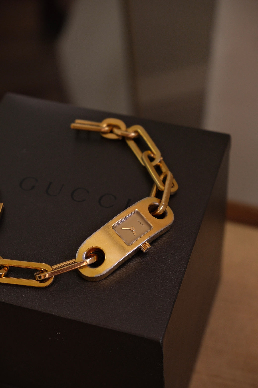 00s Vintage Ladies 6100L Gucci Gold Watch with Chain Link Bracelet in Box Working