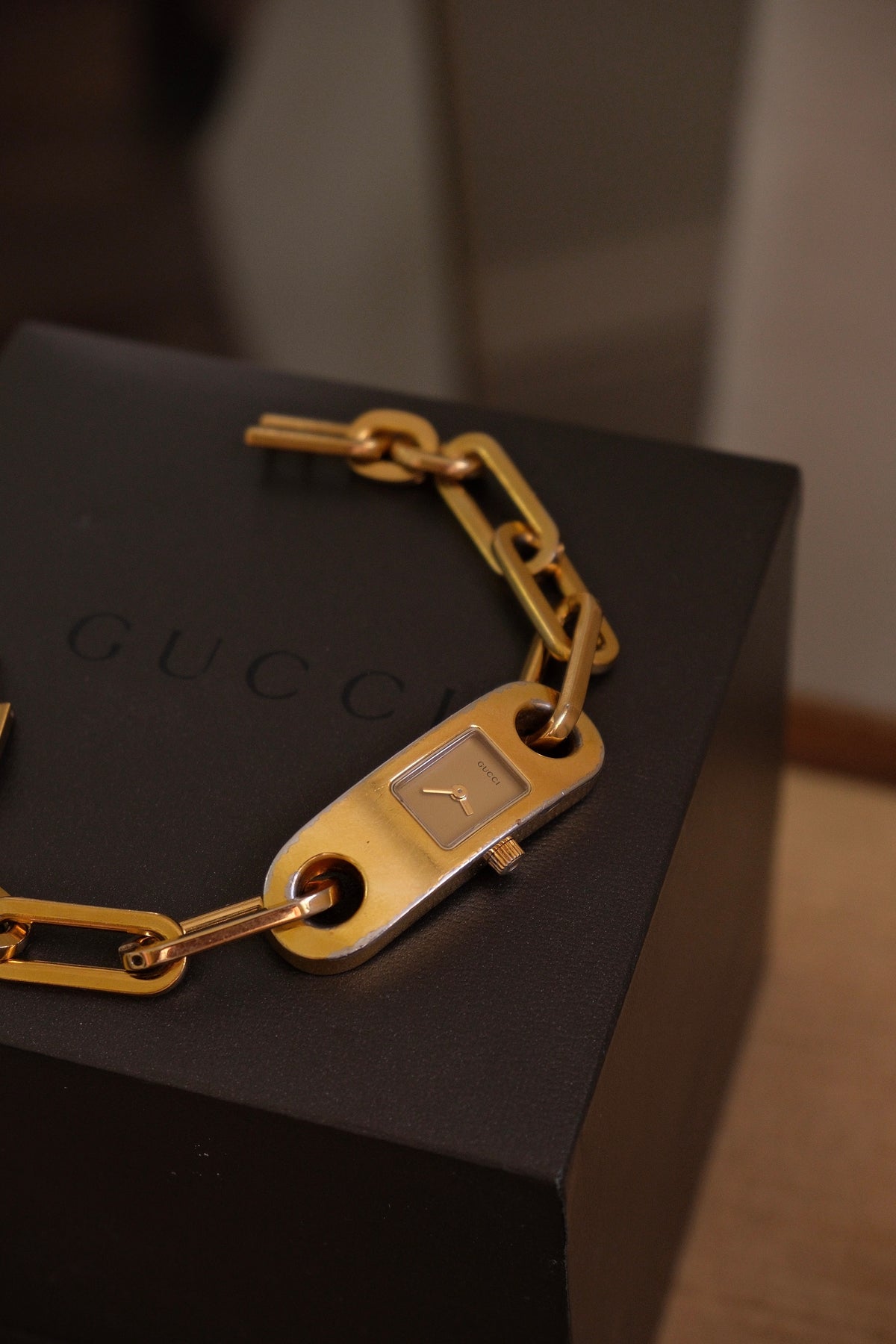 00s Vintage Ladies 6100L Gucci Gold Watch with Chain Link Bracelet in Box Working