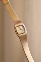 90s Vintage Seiko Dainty Gold Watch on a Pressed Mesh Bracelet Strap Working