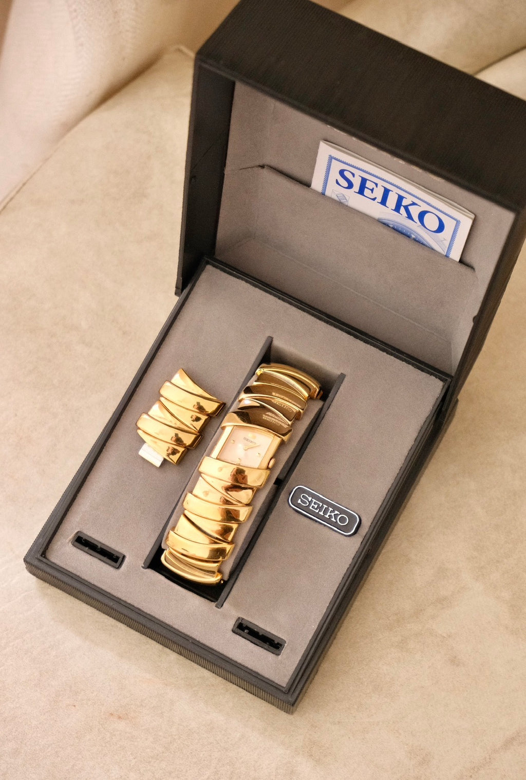 Vintage 90s ladies gold chunky seiko bangle watch working in box