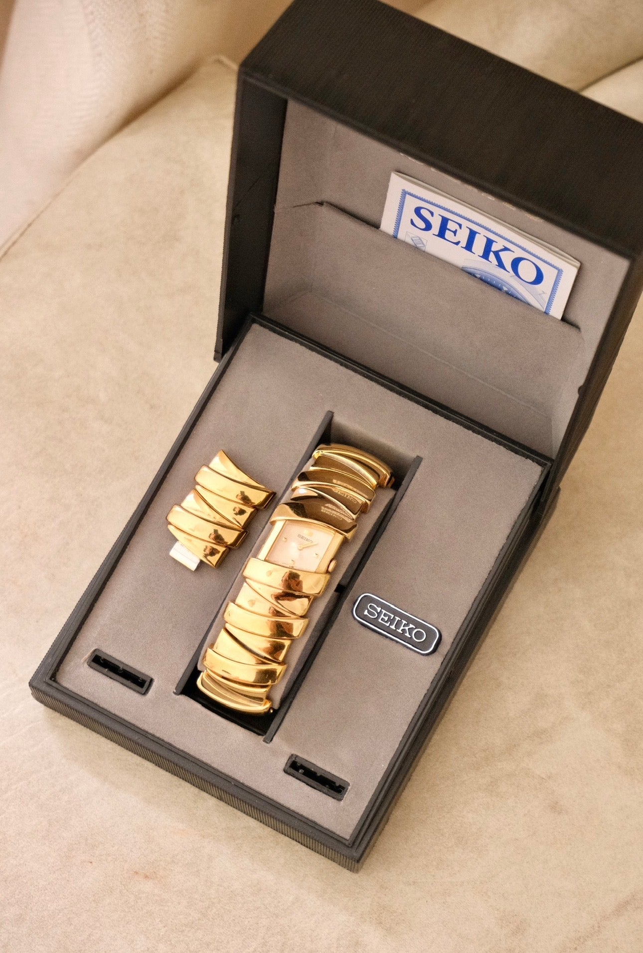 Vintage 90s ladies gold chunky seiko bangle watch working in box