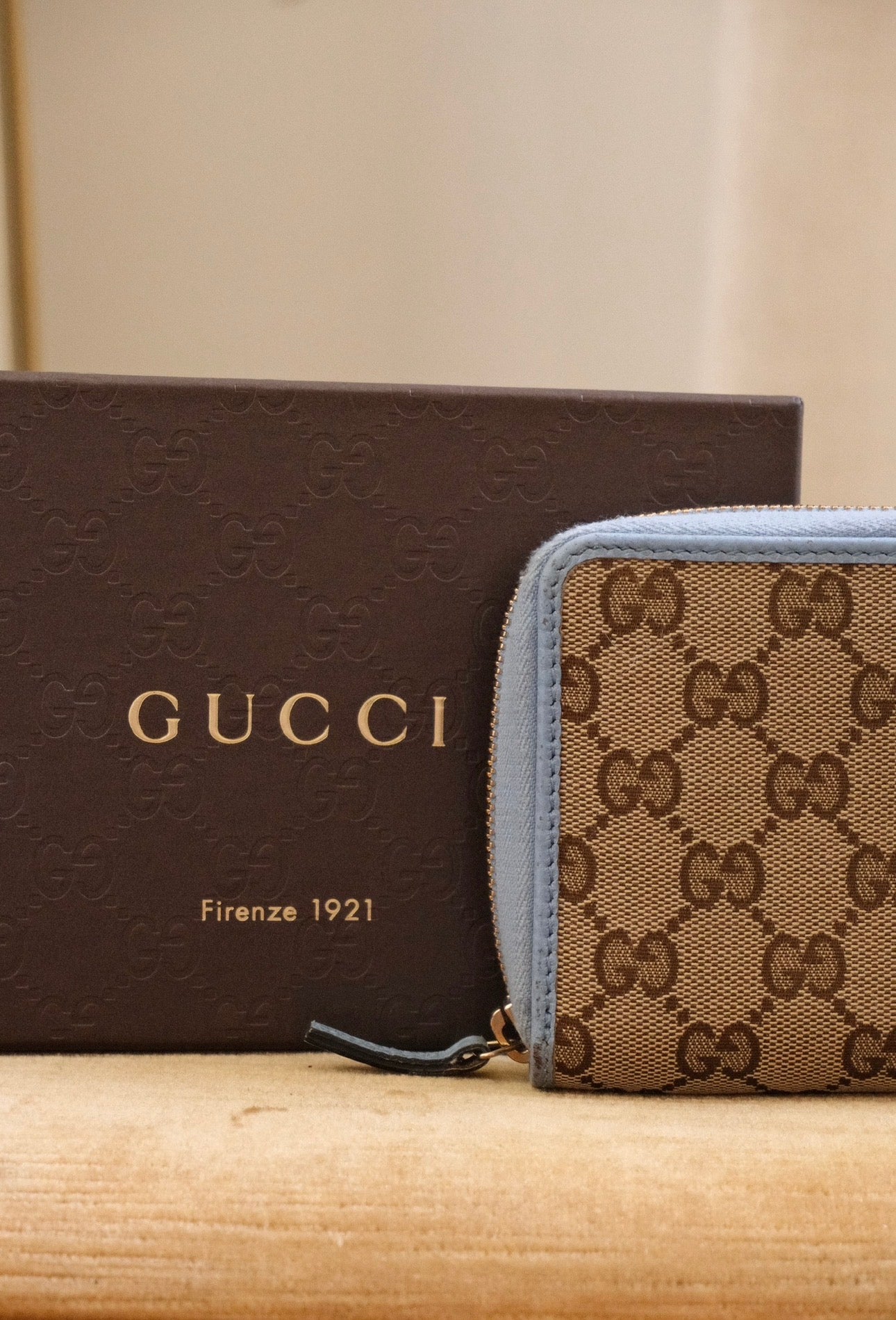 Gucci GG Supreme Zip Around Wallet, Blue Lining Classic Monogram Design in Box