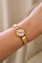 Vintage Timex Mechanical Ladies Gold Watch on a Stretch Watch Band Working