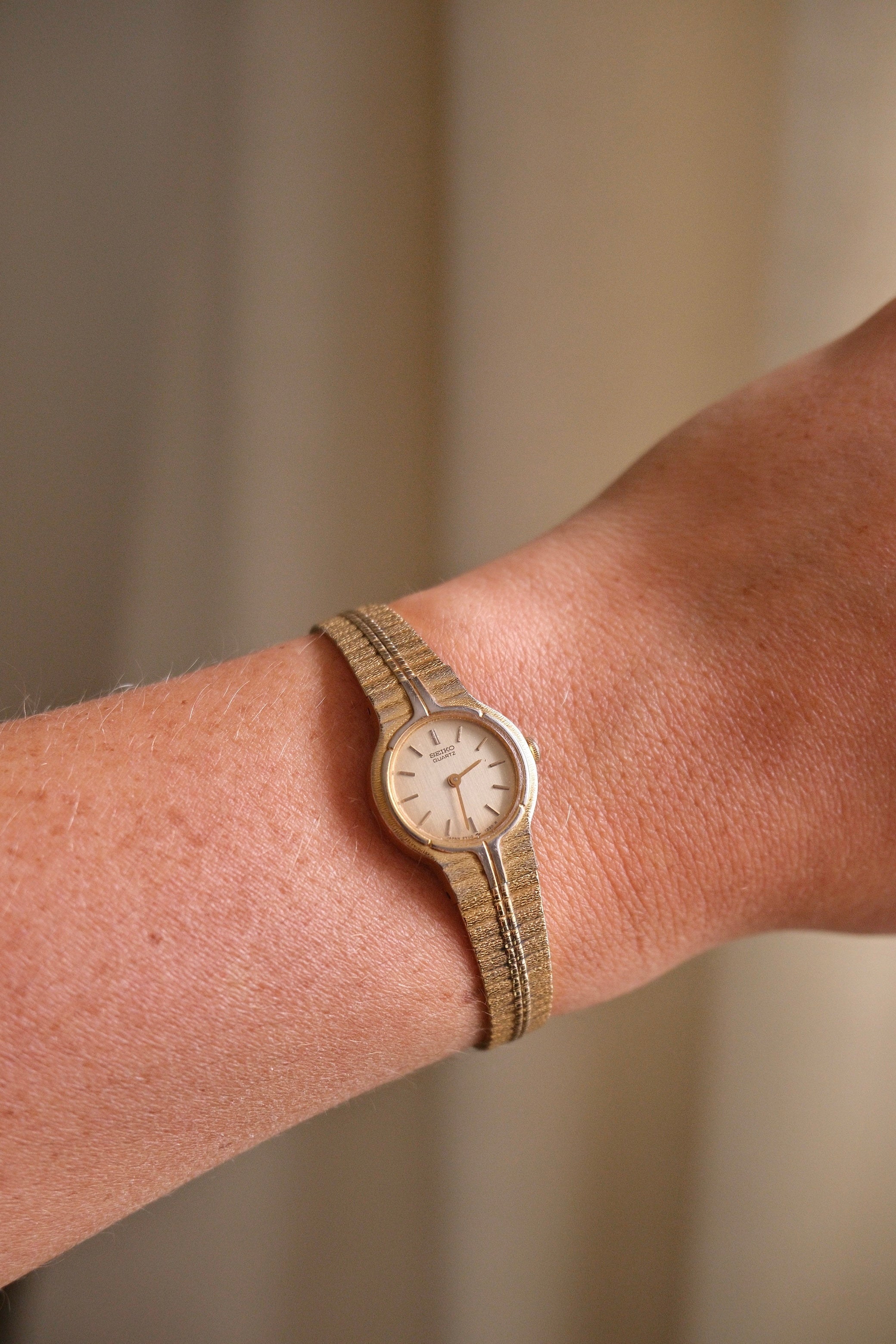 Vintage 1980s Ladies Seiko Quartz Watch Gold  Textured Bracelet Minimalist Dress Watch Working