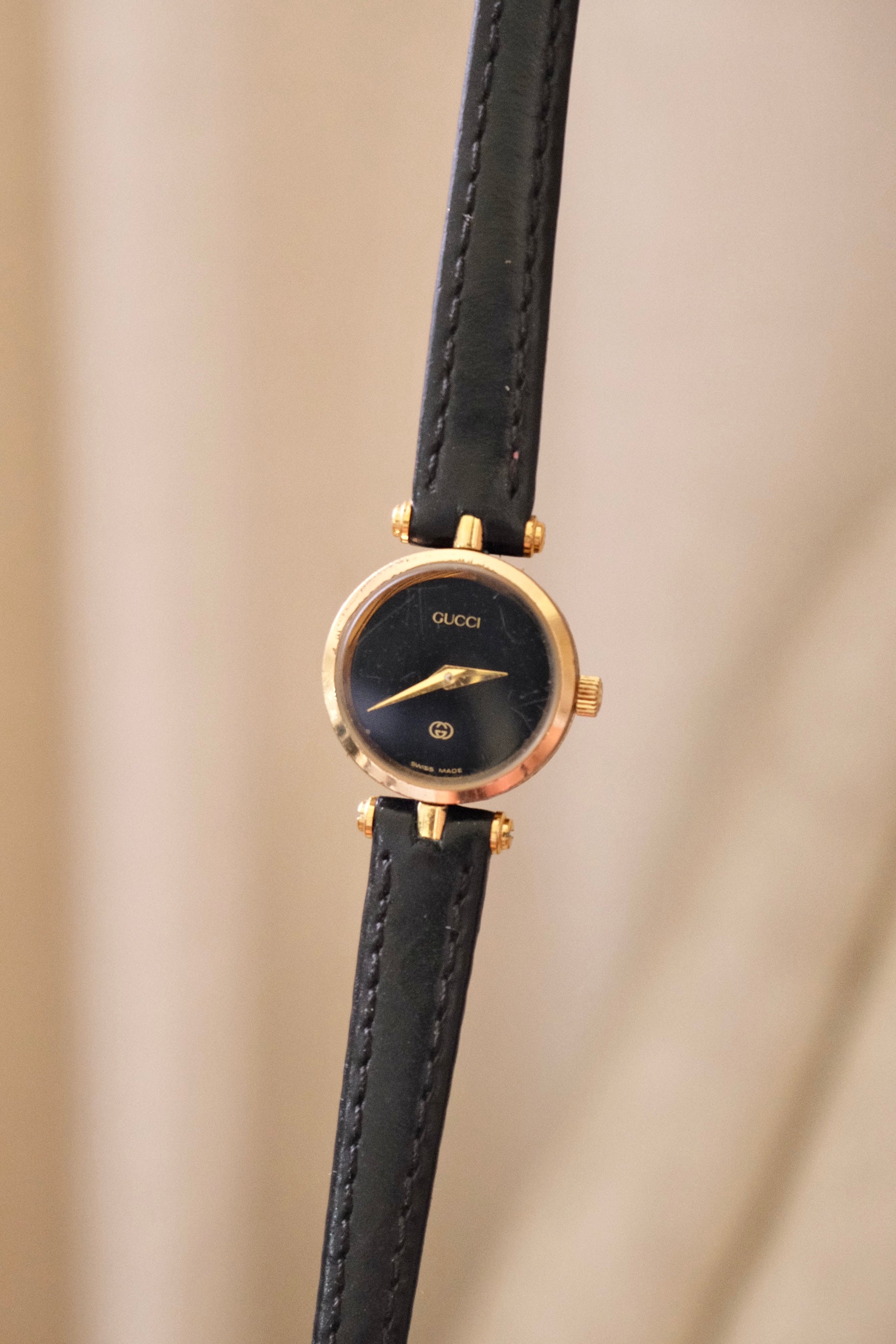1990s Ladies Vintage 2000L Gucci Gold Leather Wristwatch Working