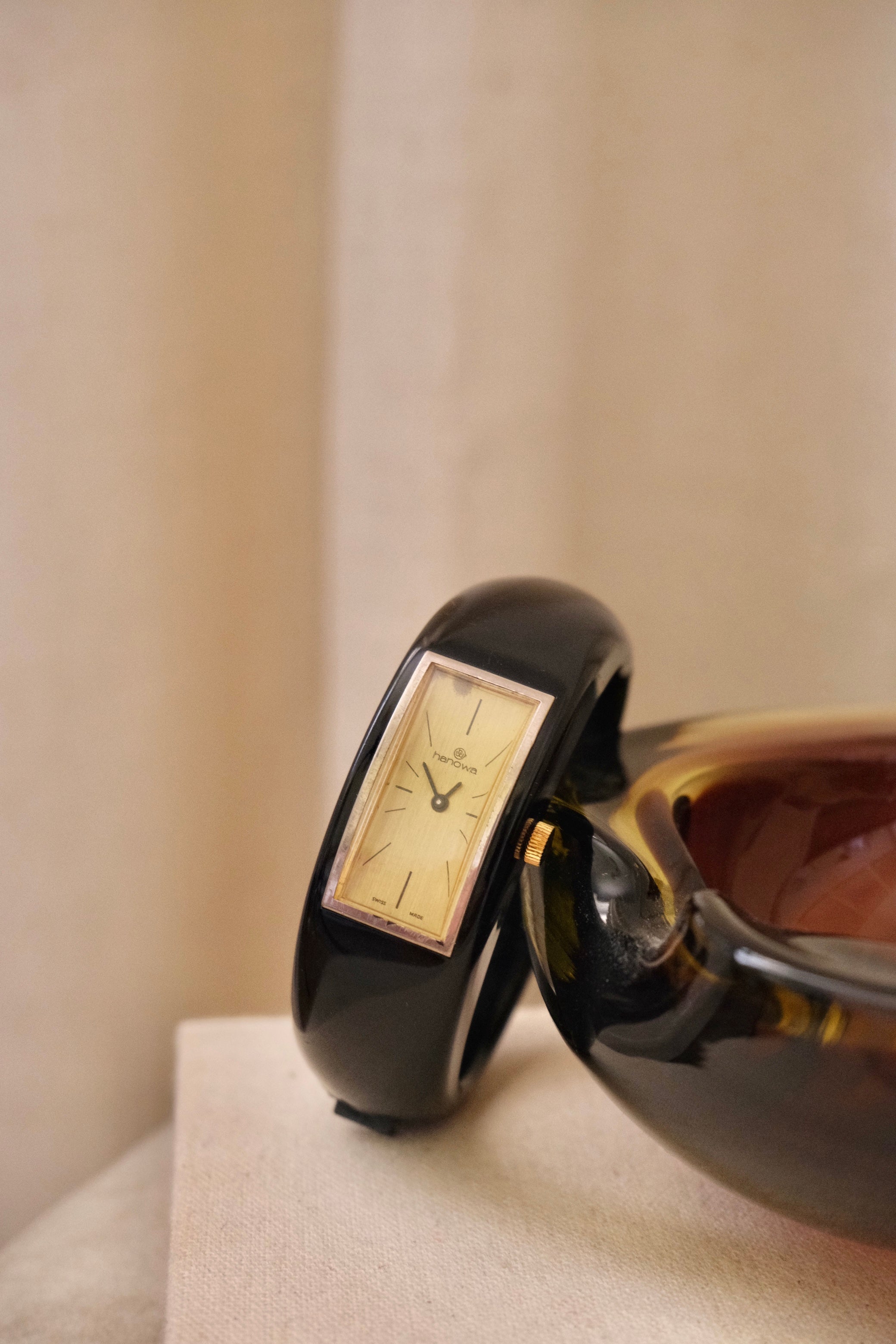 Rare 1970s Hanowa Mage Swiss-made ladies bangle watch featuring a rectangular gold-tone dial Manual Wind
