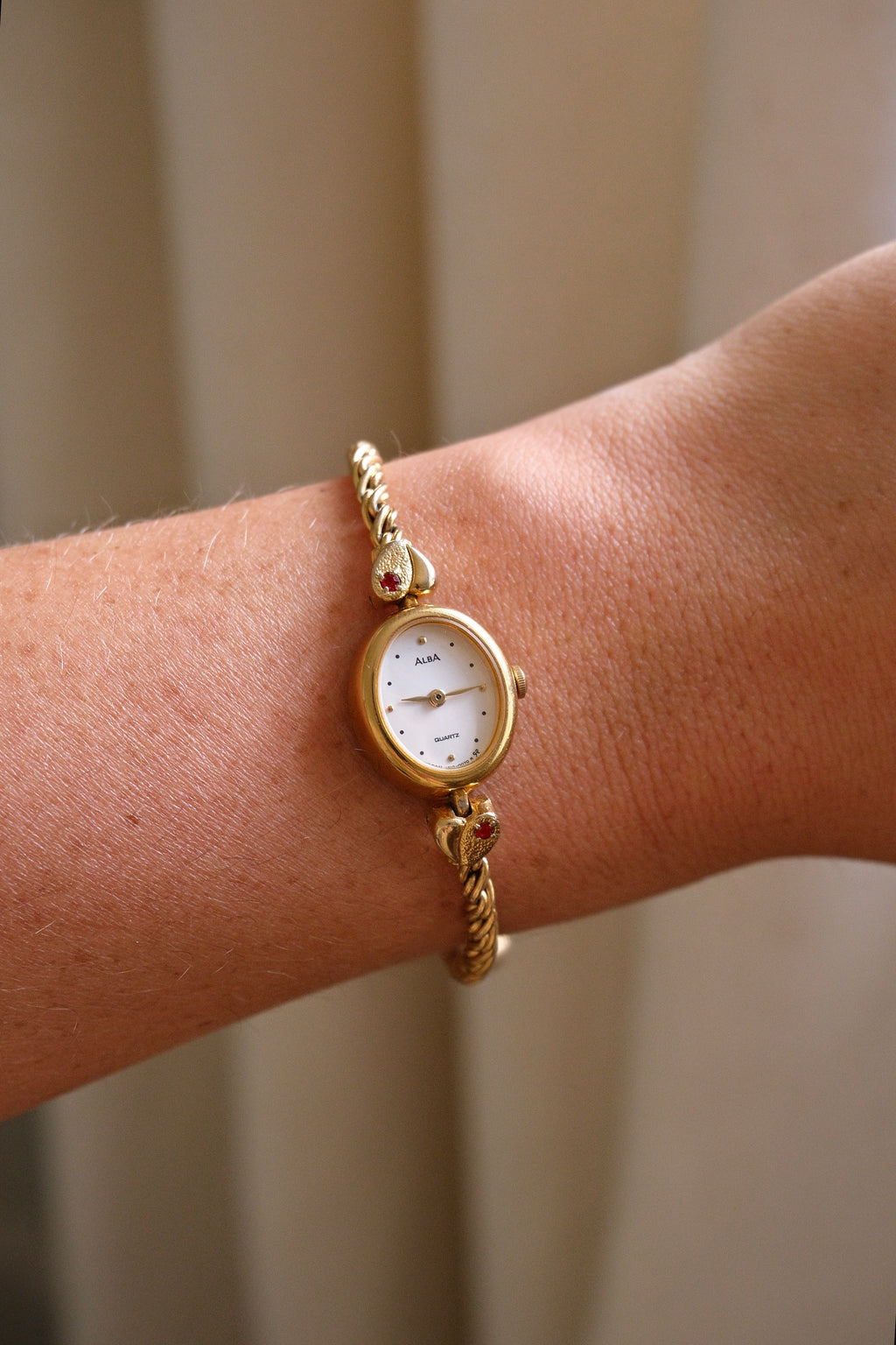 Vintage 1999 Seiko Alba V810 5020 Ladies Gold Tone Quartz Watch Ruby Red Stones Heart Bracelet Japan