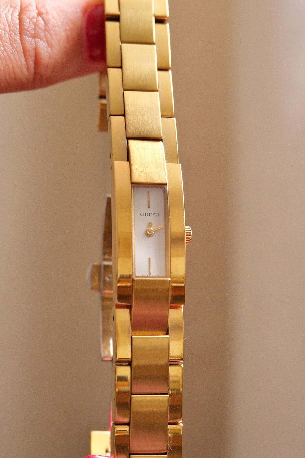 Vintage Gucci 4600L Ladies Quartz Watch Gold Tone Rectangular White Dial