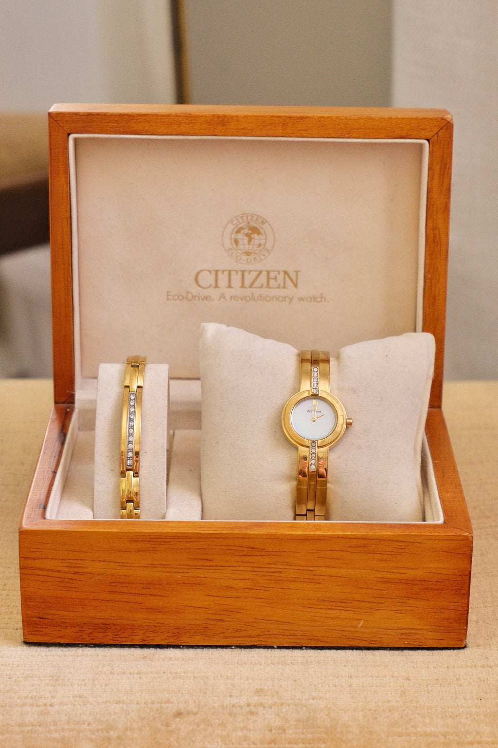 Vintage Ladies Citizen Eco Drive Watch MOP dial and Matching Bracelet Set in Orginal Wooden Box