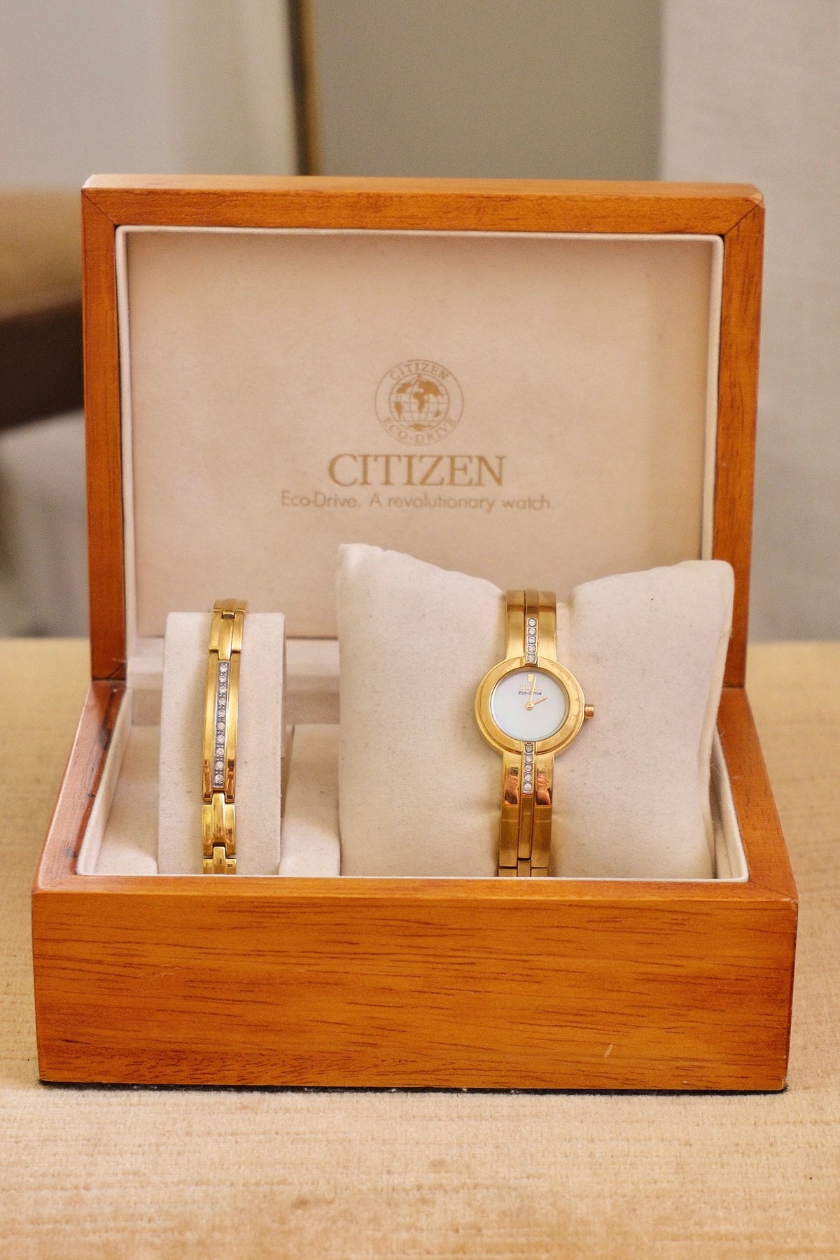 Vintage Ladies Citizen Eco Drive Watch MOP dial and Matching Bracelet Set in Orginal Wooden Box